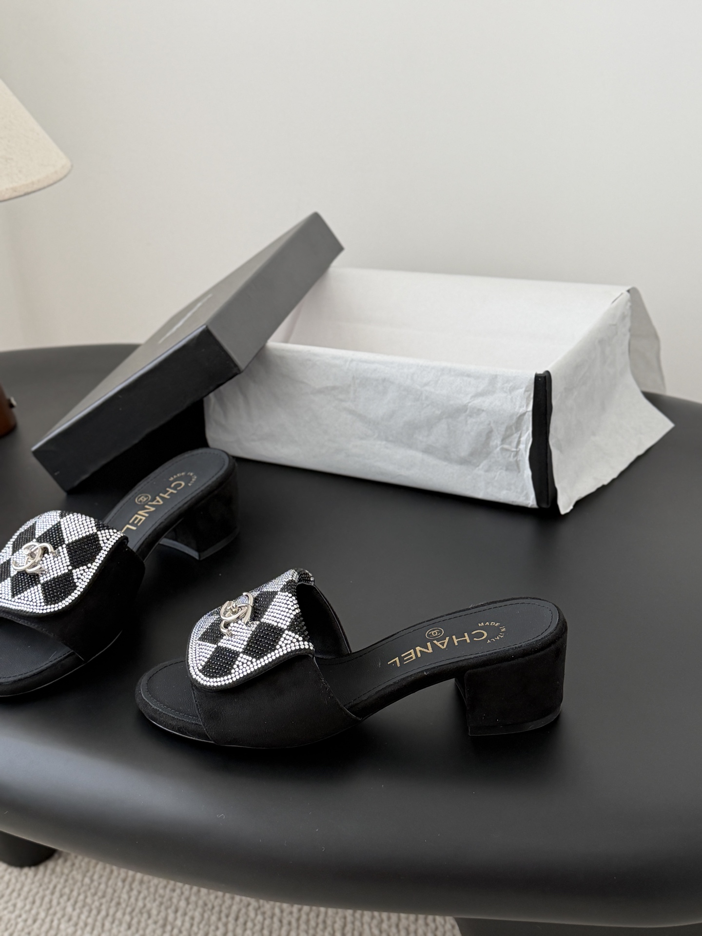 Chanel经典书包扣钻面粗跟凉拖 基础样式鞋型修长秀气 小巧圆形圆头 顶端双C书包点缀 简约而不简单且