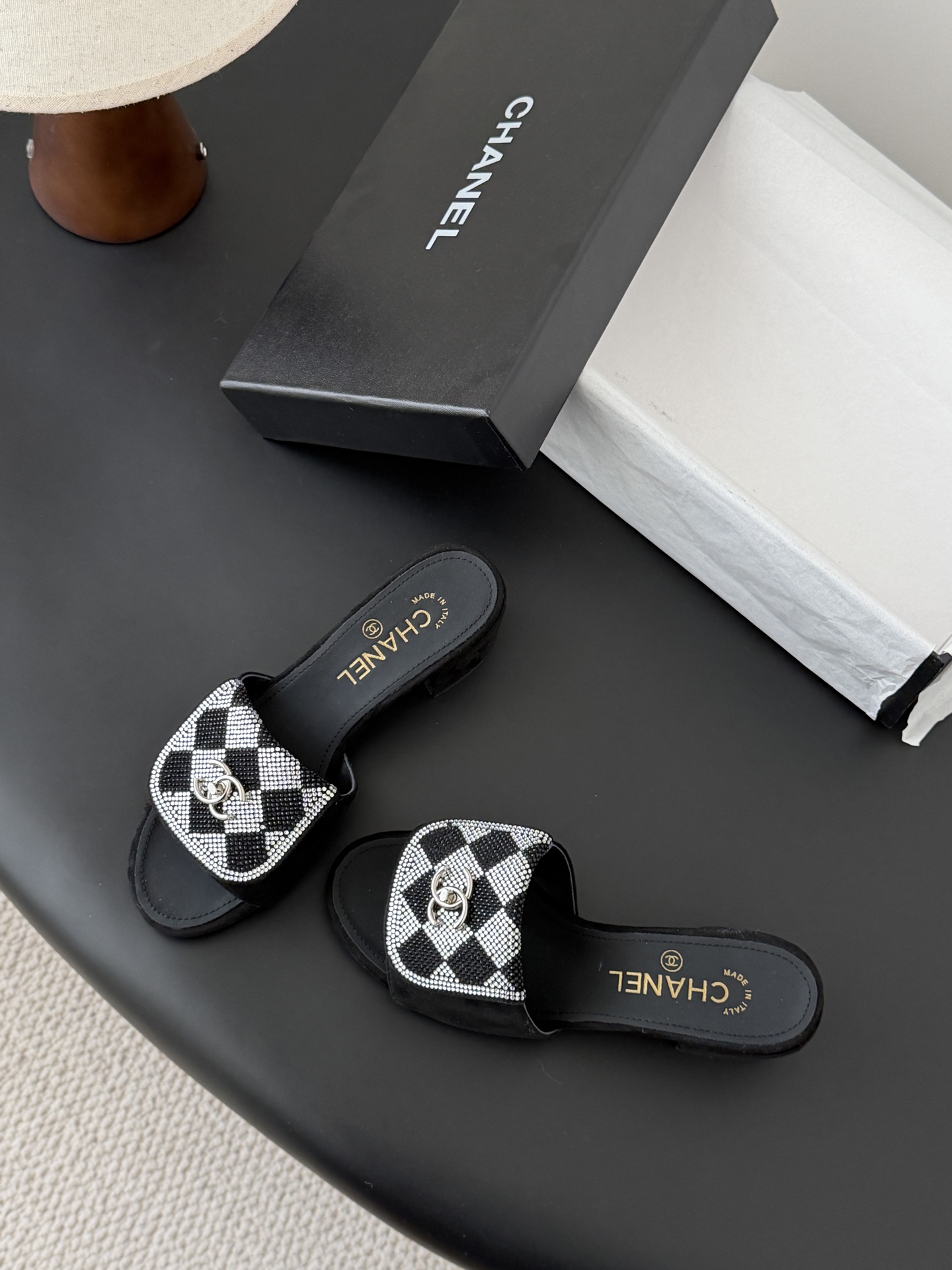 Chanel经典书包扣钻面粗跟凉拖 基础样式鞋型修长秀气 小巧圆形圆头 顶端双C书包点缀 简约而不简单且