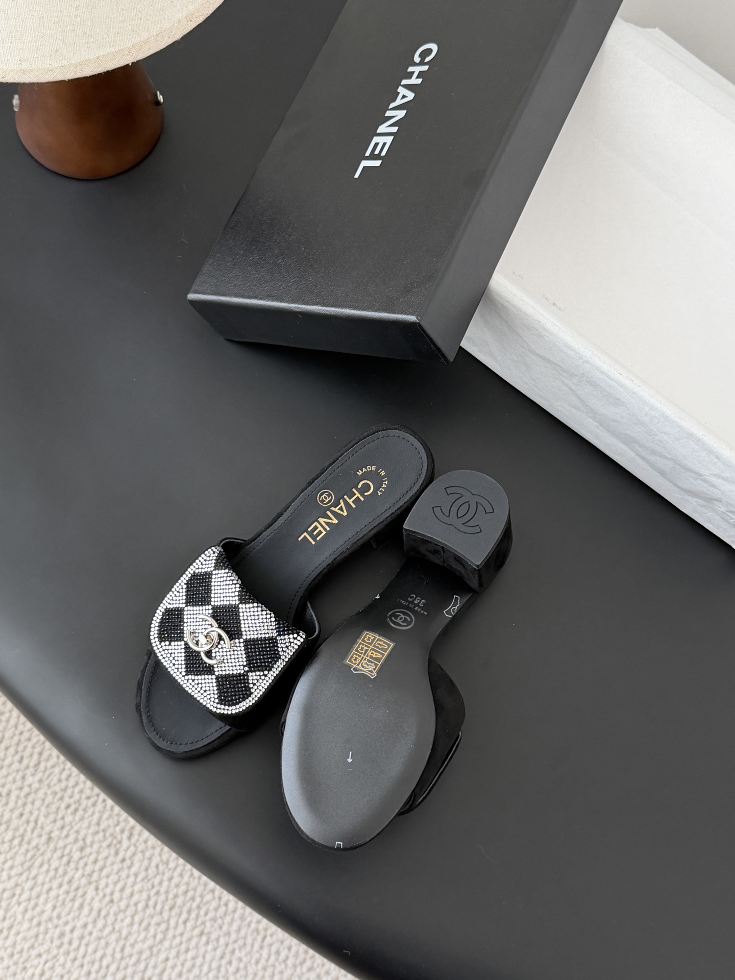 Chanel经典书包扣钻面粗跟凉拖 基础样式鞋型修长秀气 小巧圆形圆头 顶端双C书包点缀 简约而不简单且