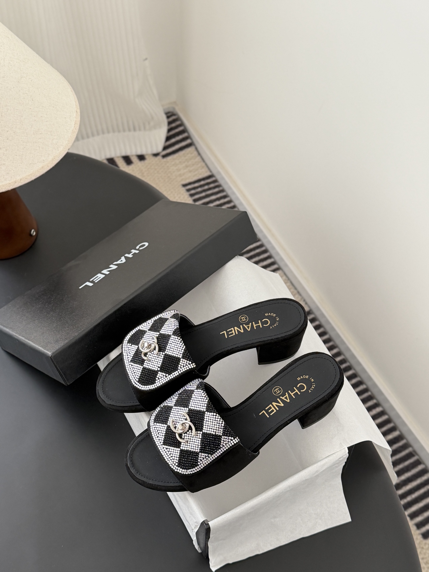 Chanel经典书包扣钻面粗跟凉拖 基础样式鞋型修长秀气 小巧圆形圆头 顶端双C书包点缀 简约而不简单且