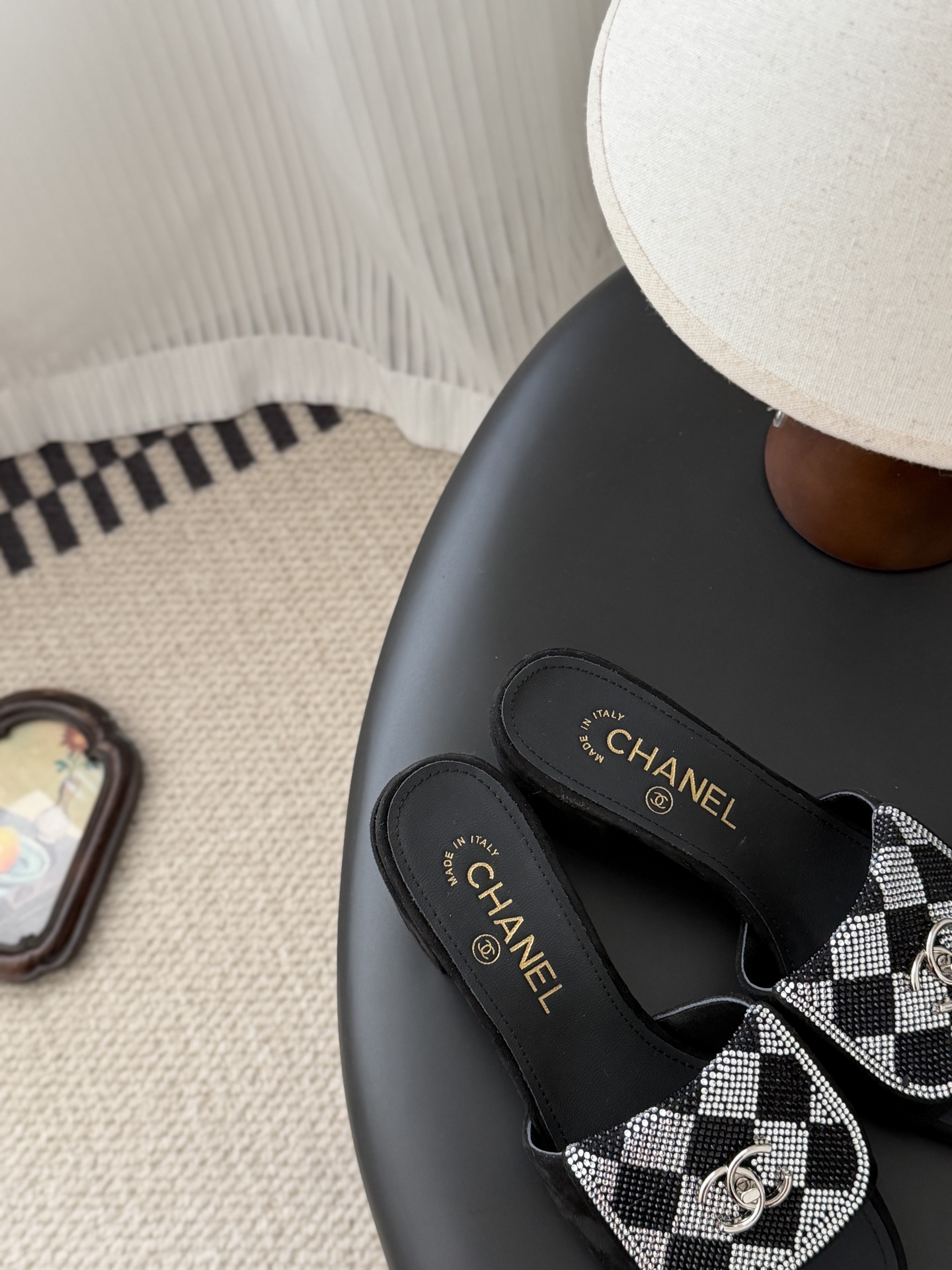 Chanel经典书包扣钻面粗跟凉拖 基础样式鞋型修长秀气 小巧圆形圆头 顶端双C书包点缀 简约而不简单且