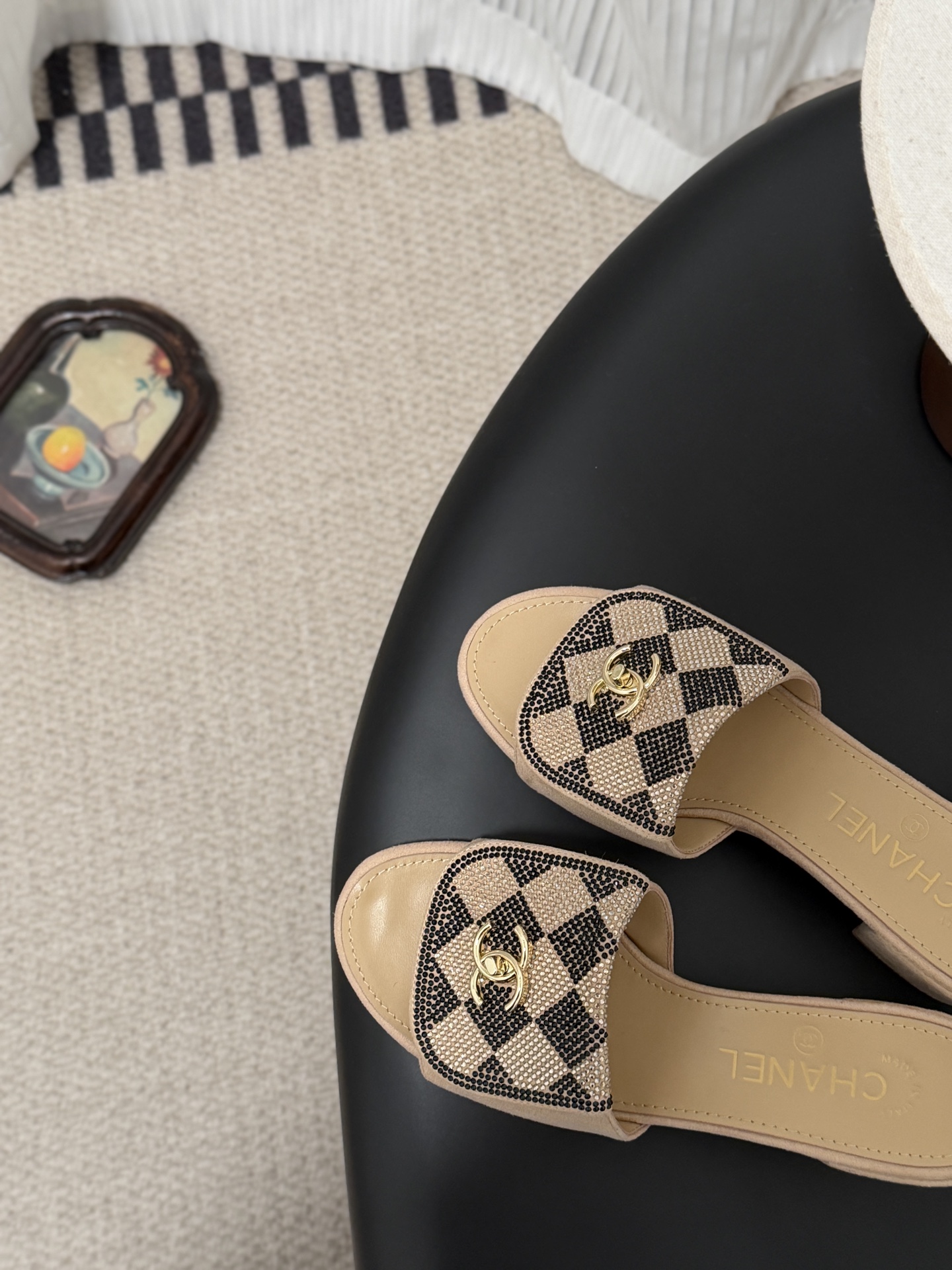 Chanel经典书包扣钻面粗跟凉拖 基础样式鞋型修长秀气 小巧圆形圆头 顶端双C书包点缀 简约而不简单且