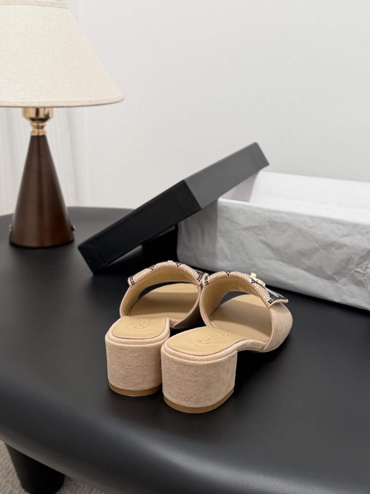 Chanel经典书包扣钻面粗跟凉拖 基础样式鞋型修长秀气 小巧圆形圆头 顶端双C书包点缀 简约而不简单且