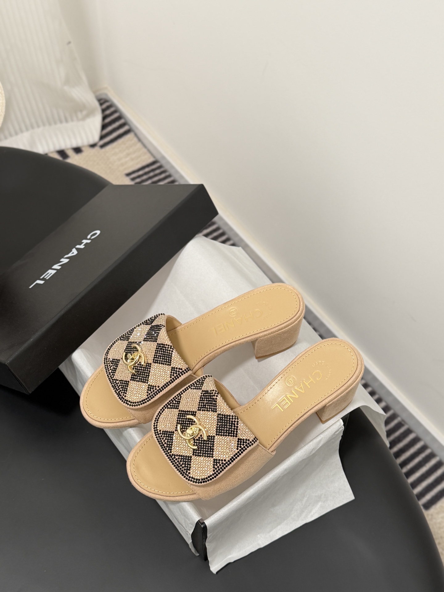 Chanel经典书包扣钻面粗跟凉拖 基础样式鞋型修长秀气 小巧圆形圆头 顶端双C书包点缀 简约而不简单且