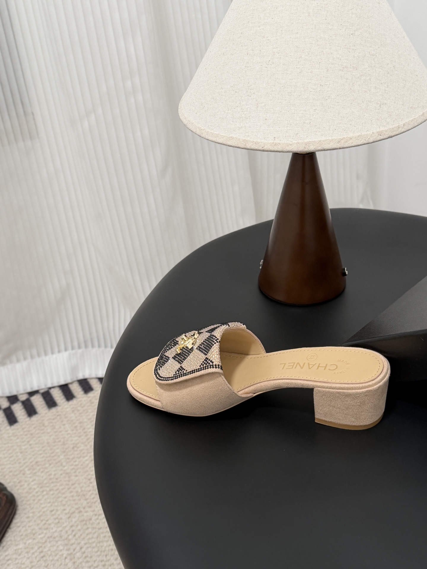 Chanel经典书包扣钻面粗跟凉拖 基础样式鞋型修长秀气 小巧圆形圆头 顶端双C书包点缀 简约而不简单且