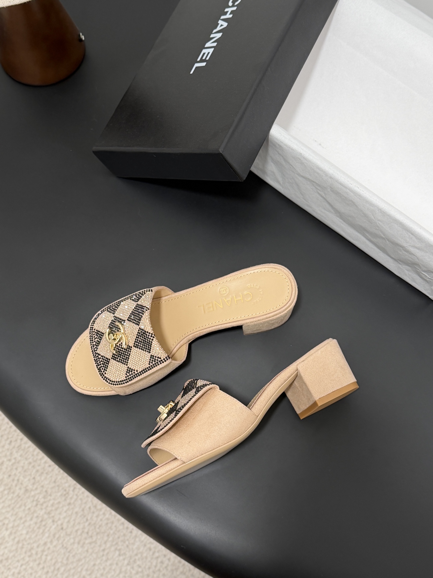 Chanel经典书包扣钻面粗跟凉拖 基础样式鞋型修长秀气 小巧圆形圆头 顶端双C书包点缀 简约而不简单且