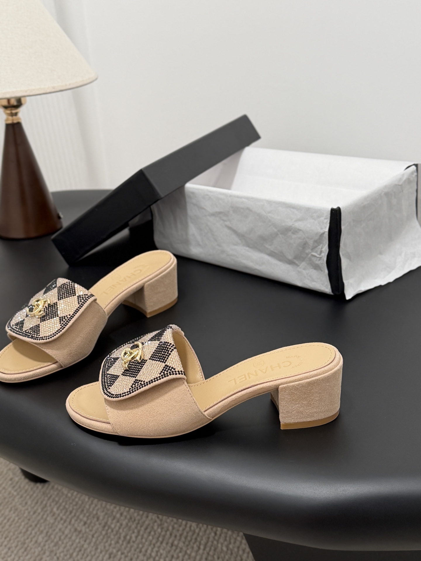 Chanel经典书包扣钻面粗跟凉拖 基础样式鞋型修长秀气 小巧圆形圆头 顶端双C书包点缀 简约而不简单且