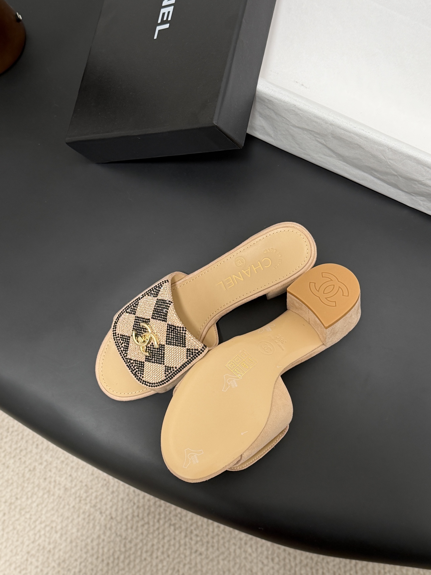 Chanel经典书包扣钻面粗跟凉拖 基础样式鞋型修长秀气 小巧圆形圆头 顶端双C书包点缀 简约而不简单且