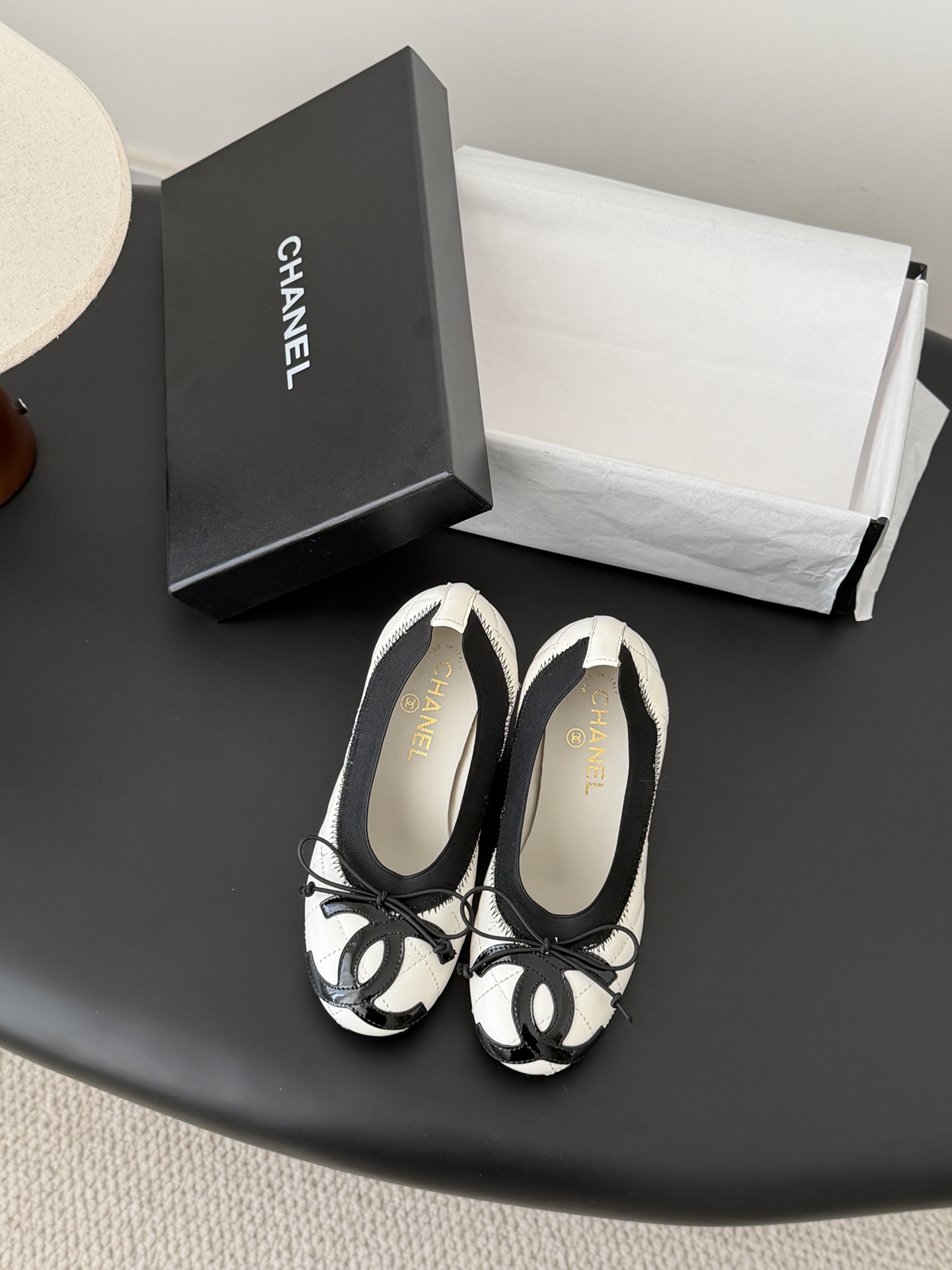 NO:705761,Chanel 25K new pearl shoes, giant pearl heels, playful and cute temperament, used by many celebrity bloggers, a must-have pair for spring and summer, original pearl molding, genuine leather outsole Size: 35-39, other sizes can be customized and non-returnable, single shoes Mary Jane, chanel, mary jane, Leather soles19860909Chanel 25K新款珍珠单鞋 巨型珍珠跟 气质中不失俏皮可爱 超多明星博主上脚,春夏必备的一双 原版珍珠开模 真皮大底 Size:35-39 其他码数定做不退换,单鞋玛丽珍,chanel,mary jane,Leather soles,Women's Shoes