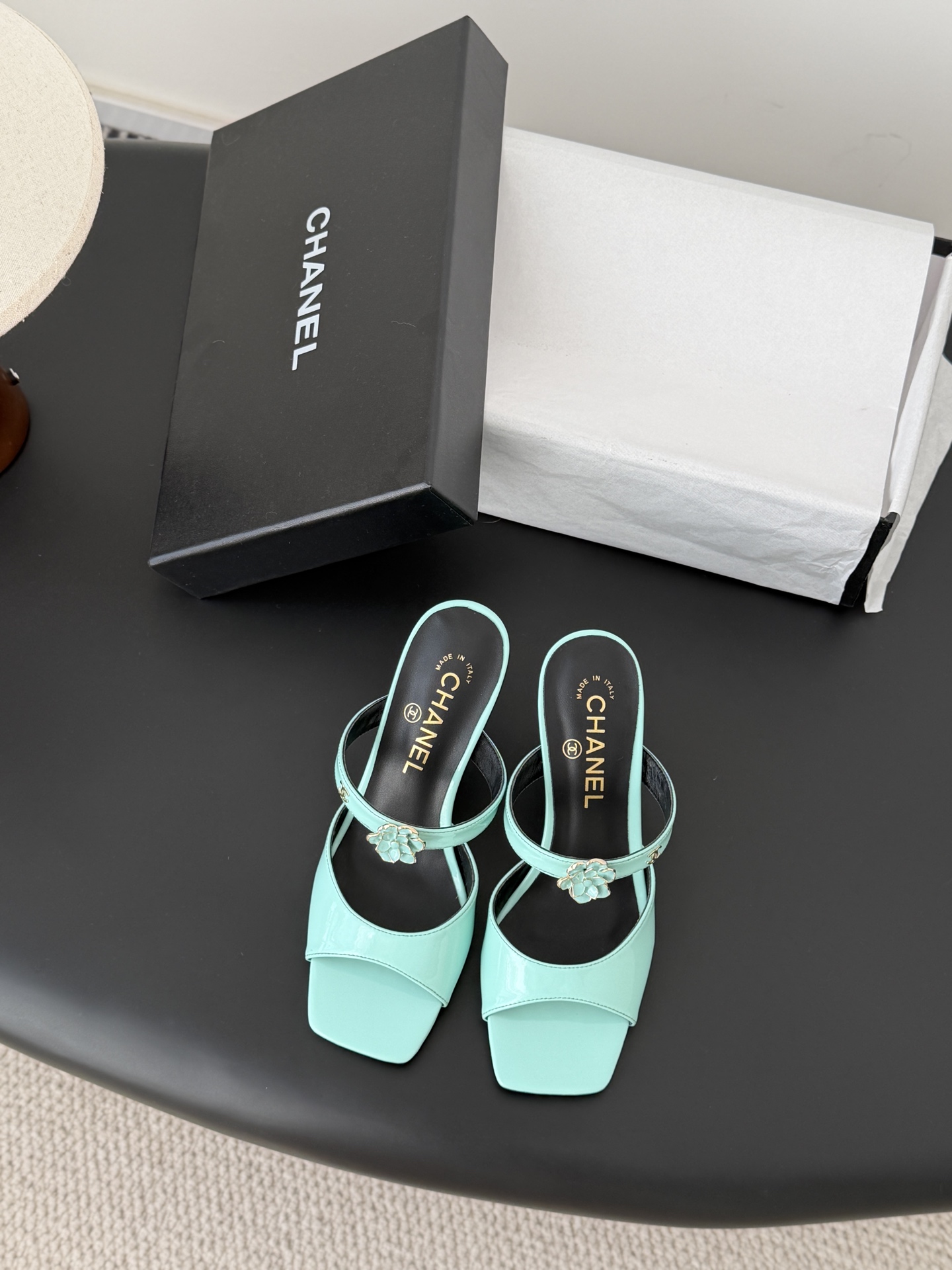 NO:707465,CHANEL early spring camellia patent leather high-heeled sandals, worn by many celebrities and Internet celebrities, a versatile series popularized by domestic and foreign bloggers, a must-have for spring and summer wardrobes, size 35-39 (other sizes are non-refundable), high heels and slippers, chanel, sandals, high heels, slippers19860909CHANEL早春款山茶花漆皮高跟凉鞋 众多明星网红上脚,国内外博主刷爆的一个百搭系列,春夏衣橱搭配必备 码数 35-39(其他码数定制不退换）,高跟鞋拖鞋,chanel,sandals,high heels,slippers,Women's Shoes