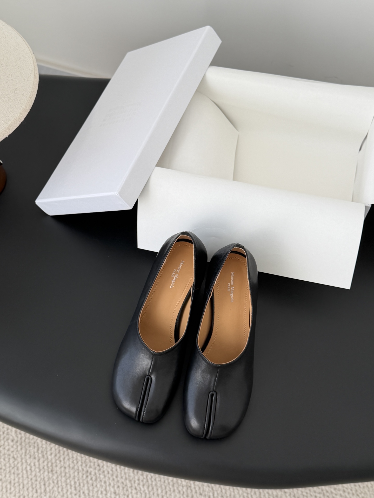 NO:707459,High quality!  Maison Margiela MM6 split-toe shoes Tabi Italian vegetable-tanned sheepskin!  Welcome to compare with the real original outsole!  Size:35-39 Other sizes can be customized, split-toe shoes, masion margiela, sheepskin19860909高定品质！Maison Margiela MM6分趾鞋 Tabi 意产植鞣羊皮！ 欢迎对比 真正的原版大底！ Size:35-39 其他码数定做,分趾鞋,masion margiela,sheepskin,Women's Shoes