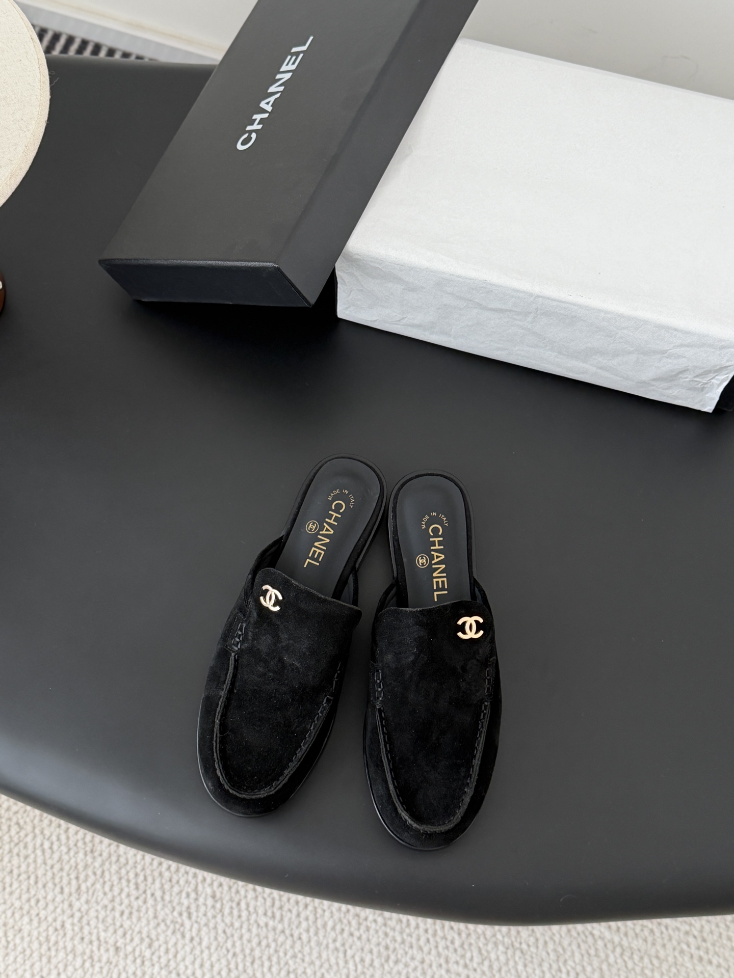 NO:710899,Chanel's new double C buckle loafer half-drag, the return of the double-C buckle design, special vintage, full of retro flavor, loafers have also grown to the aesthetic point, sheepskin lining, original outsole Size: 35-39, other sizes can be customized, non-refundable, half-drag, chanel, loafers, sheepskin19860909Chanel新款双C扣乐福半拖 回归的双C扣设计 特别Vintage 复古味十足 乐福鞋也长到了审美上 内里羊皮 原版大底 Size:35-39 其他码数定做不退换,半拖,chanel,loafers,sheepskin,Women's Shoes