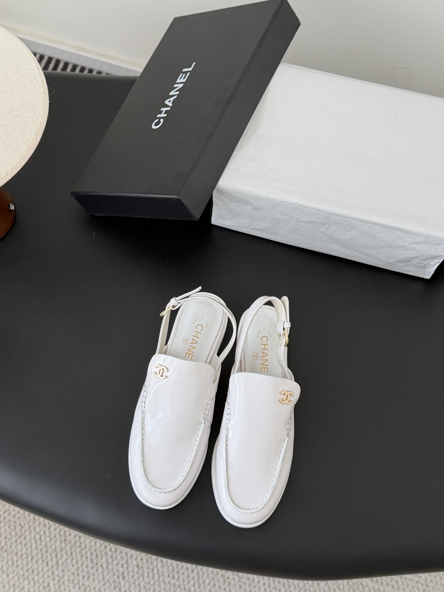 NO:710907,Chanel's new double C buckle loafers. The return of the double C buckle design. Special Vintage. Full of retro flavor. Loafers have also grown to the aesthetic point. Sheepskin lining. Original outsole. Size: 35-39. Other sizes are customized and non-refundable. Half drag, chanel, loafers, sheepskin19860909Chanel新款双C扣乐福鞋 回归的双C扣设计 特别Vintage 复古味十足 乐福鞋也长到了审美上 内里羊皮 原版大底 Size:35-39 其他码数定做不退换,半拖,chanel,loafers,sheepskin,Women's Shoes