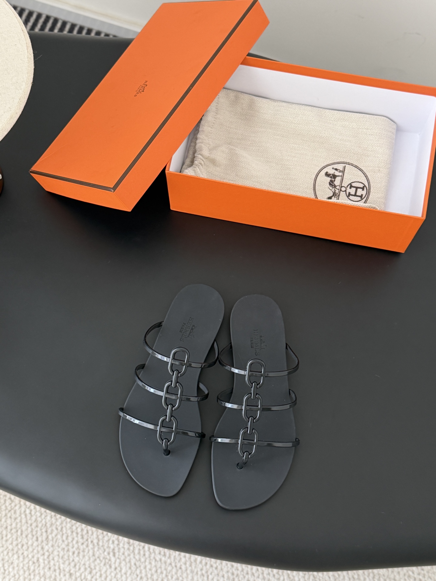 NO:710894,Hermes 2026 new jelly slippers, genuine mold opening, large factory production, quality assurance!  PVC double-layer combination outsole Size35-41, split-toe shoes, hermes, slippers19860909Hermes2026新款果冻拖鞋 正品开模 大厂生产 质量保证！ PVC双层组合大底 Size35-41,分趾鞋,hermes,slippers,Women's Shoes
