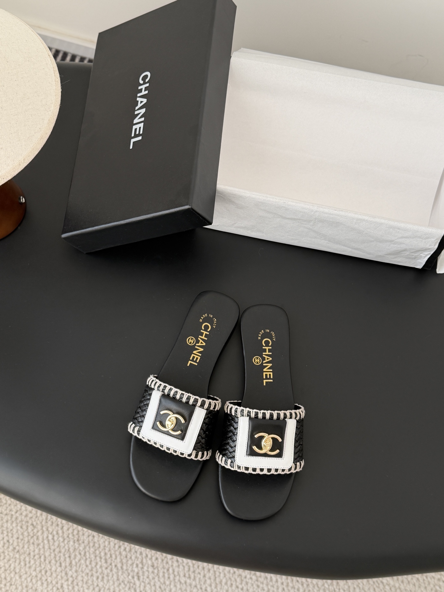 NO:710891,Chanel's classic woven double C-buckle slippers have the usual elegant and ladylike temperament of Grandma Xiang's family and are full of high-end feel!  Very nice on the feet ~ very versatile!  Incomparably beautiful!  Extraordinary sheepskin lining, original leather outsole Size35-39 (customized 40/41), slippers, chanel, slippers, sheepskin, Leather soles19860909Chanel 经典编织双c扣拖鞋 香奶奶家一贯的优雅名媛气质 高级感十足！上脚非常nice～ 非常百搭！无敌美！特别仙 内里垫脚羊皮 原版真皮大底 Size35-39（40/41定制）,拖鞋,chanel,slippers,sheepskin,Leather soles,Women's Shoes