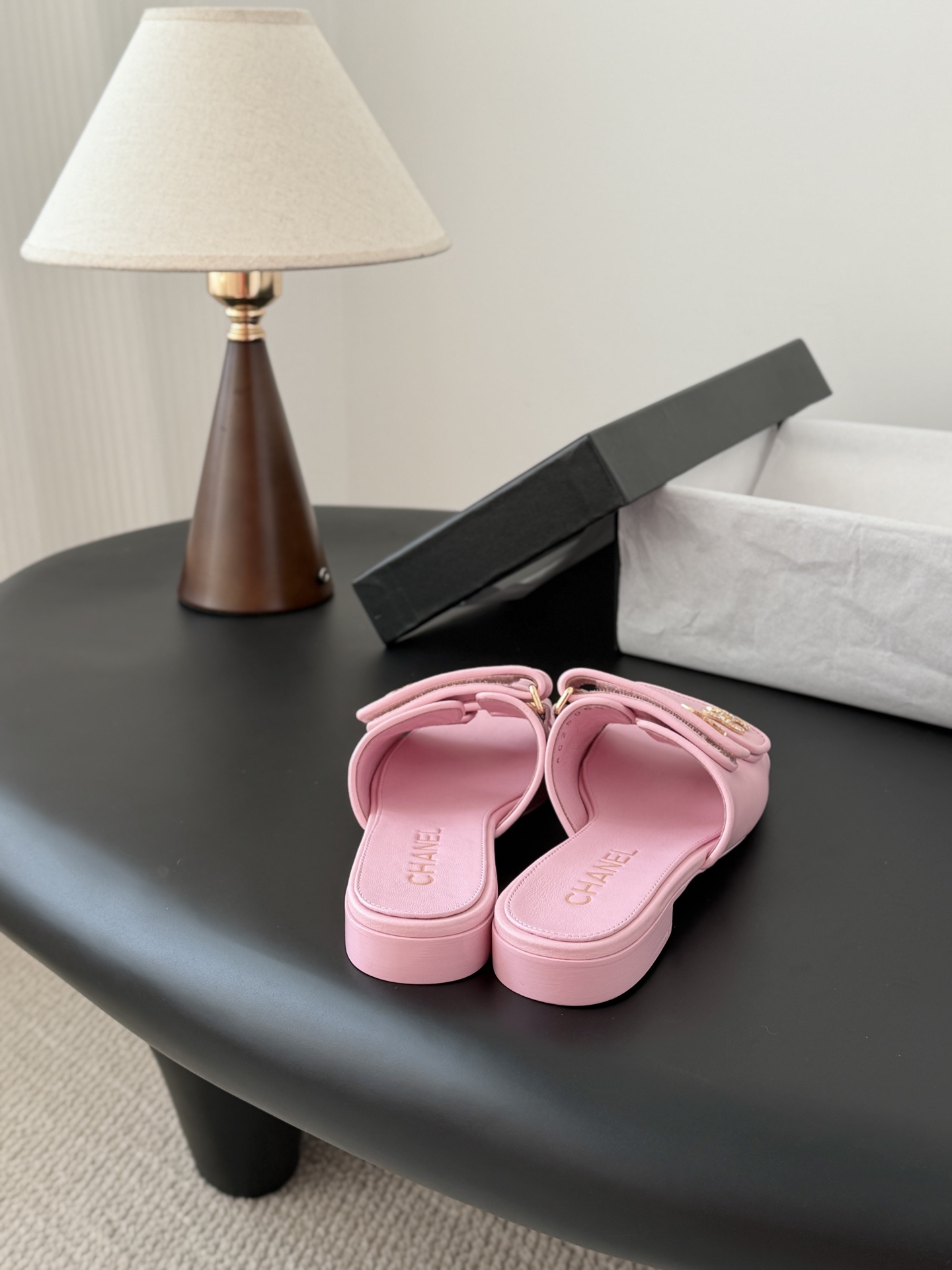 Chanel 经典双c扣拖鞋香奶奶家一贯的优雅名媛气质高级感十足！上脚非常nice～非常百搭！无敌美！特