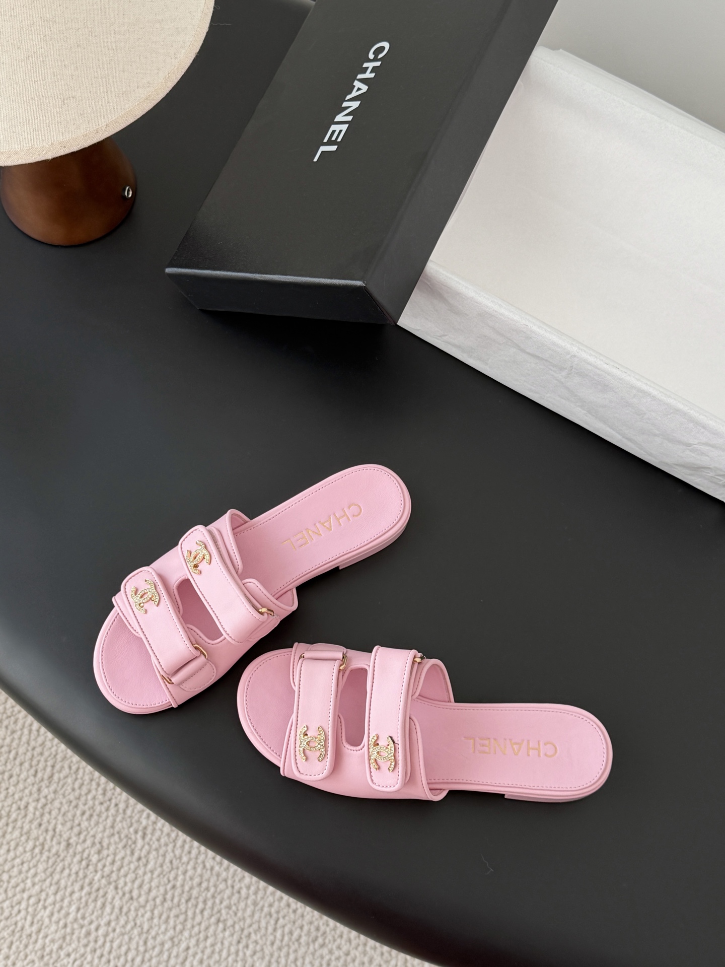 Chanel 经典双c扣拖鞋香奶奶家一贯的优雅名媛气质高级感十足！上脚非常nice～非常百搭！无敌美！特