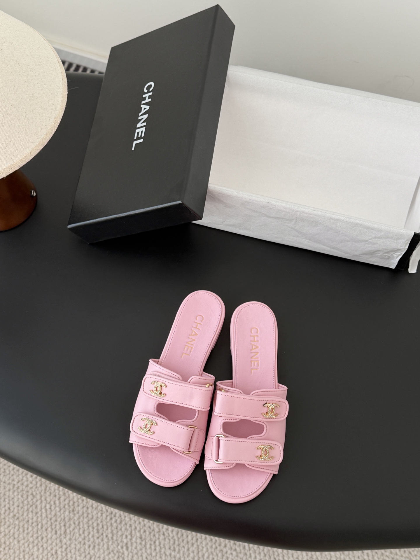 Chanel 经典双c扣拖鞋香奶奶家一贯的优雅名媛气质高级感十足！上脚非常nice～非常百搭！无敌美！特