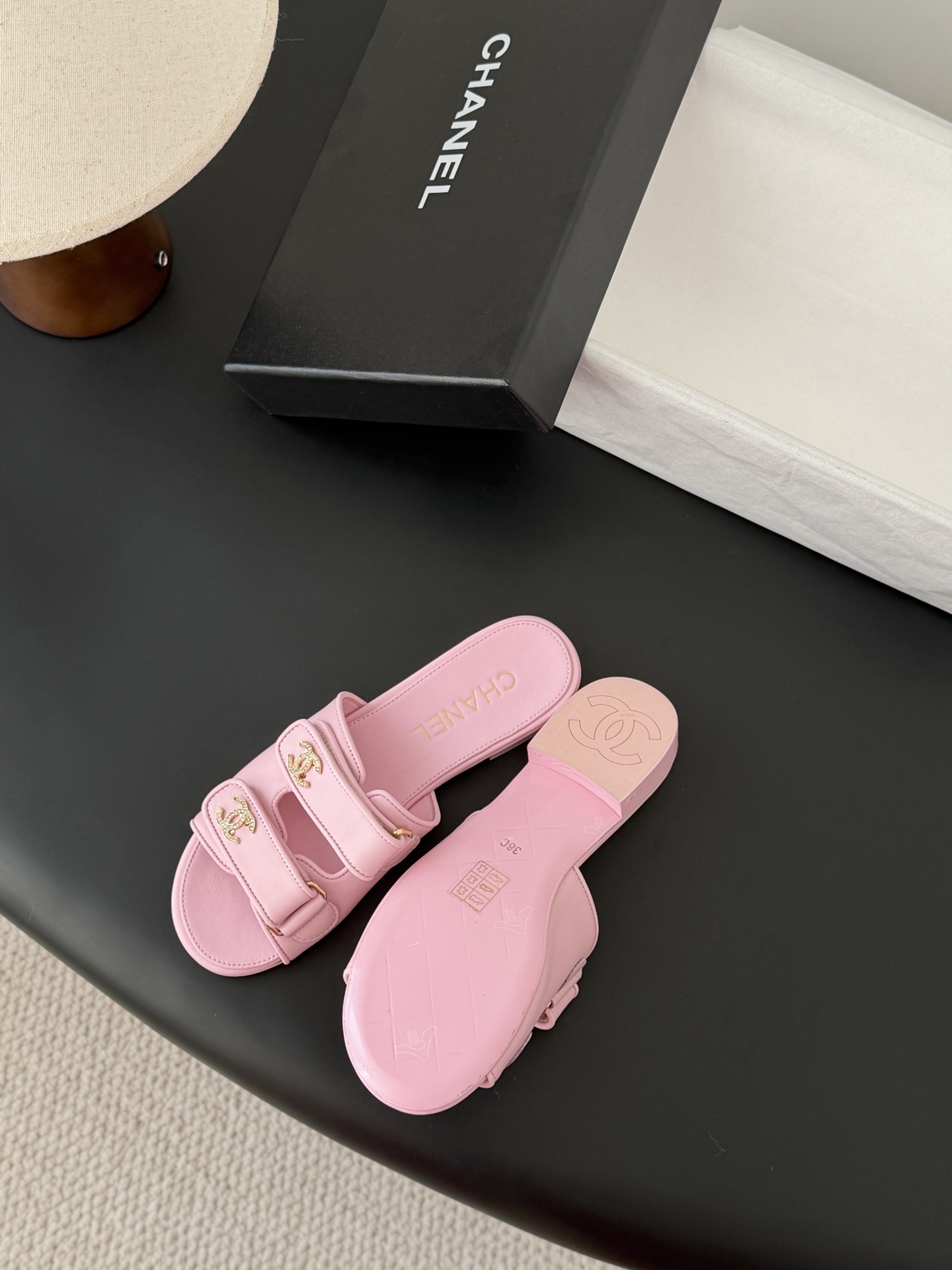 Chanel 经典双c扣拖鞋香奶奶家一贯的优雅名媛气质高级感十足！上脚非常nice～非常百搭！无敌美！特