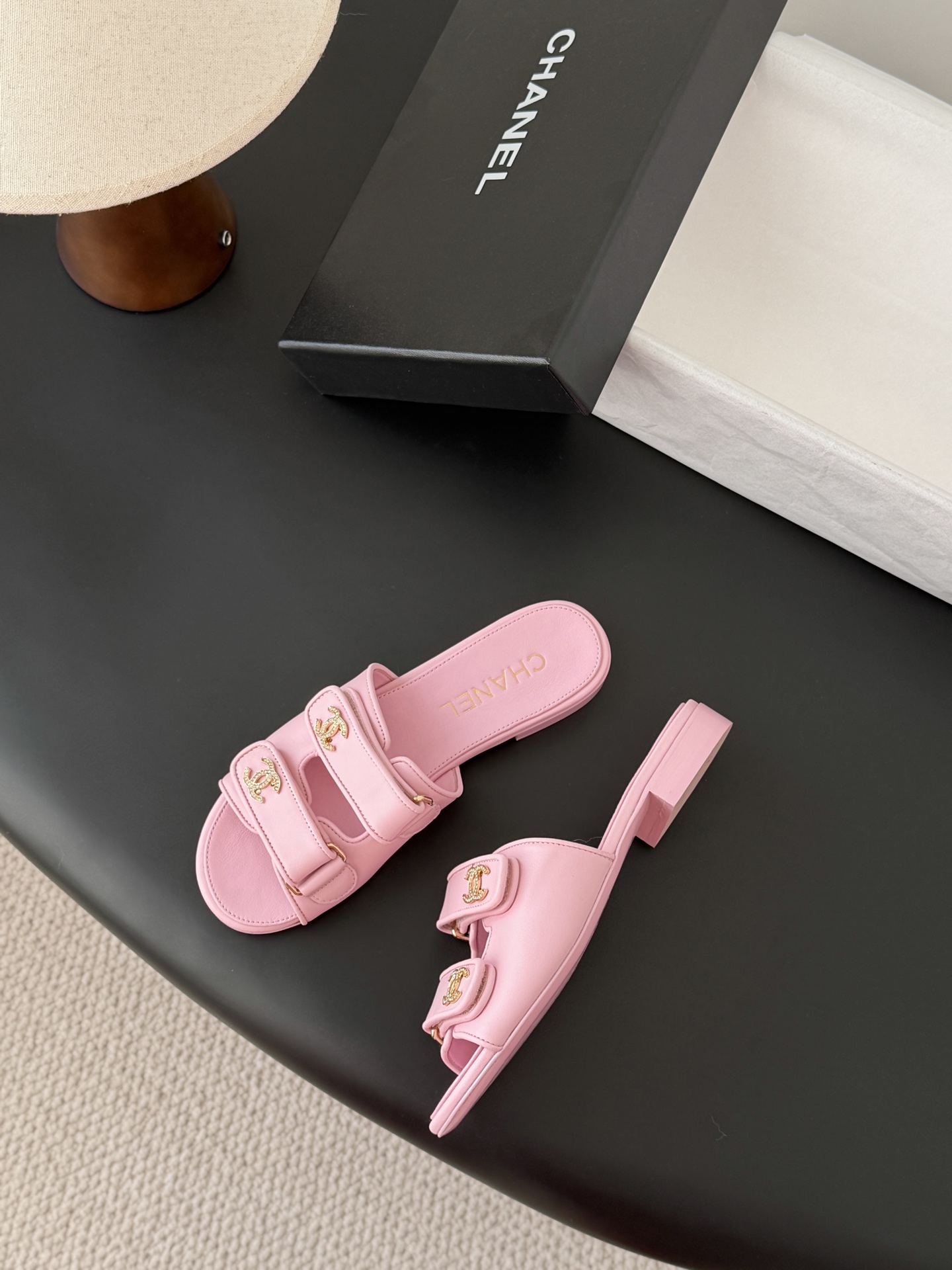 Chanel 经典双c扣拖鞋香奶奶家一贯的优雅名媛气质高级感十足！上脚非常nice～非常百搭！无敌美！特