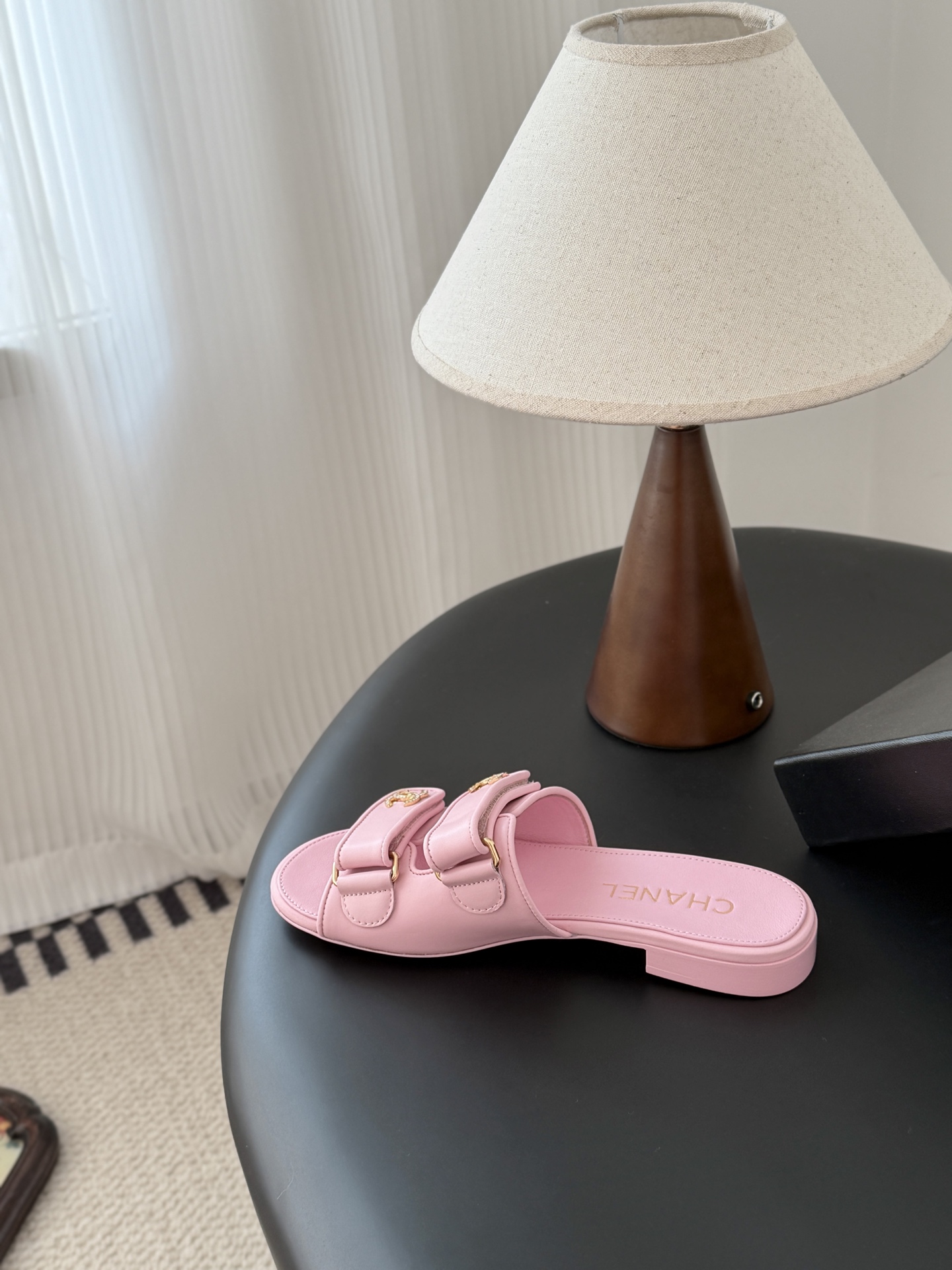 Chanel 经典双c扣拖鞋香奶奶家一贯的优雅名媛气质高级感十足！上脚非常nice～非常百搭！无敌美！特