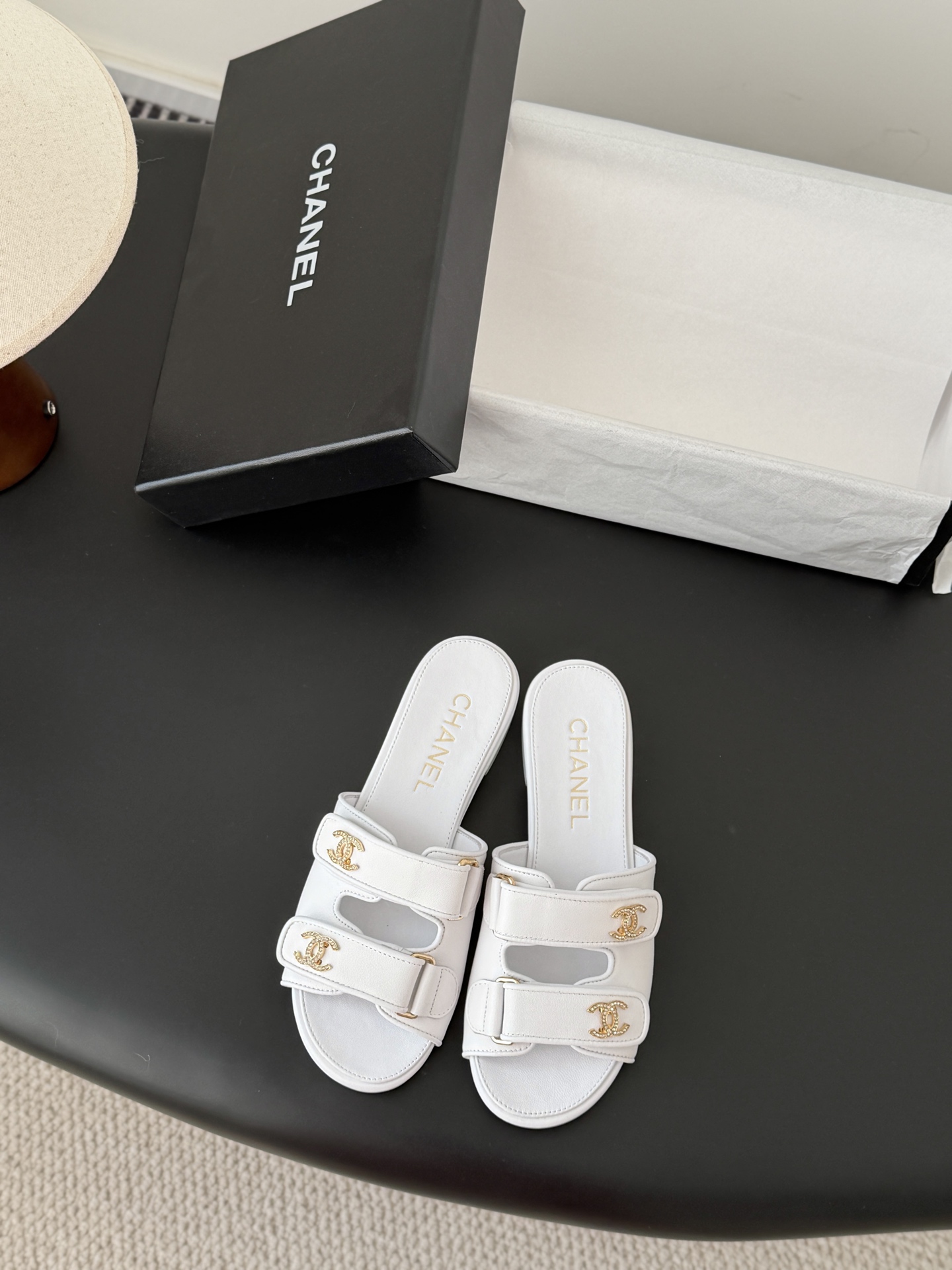 Chanel 经典双c扣拖鞋香奶奶家一贯的优雅名媛气质高级感十足！上脚非常nice～非常百搭！无敌美！特