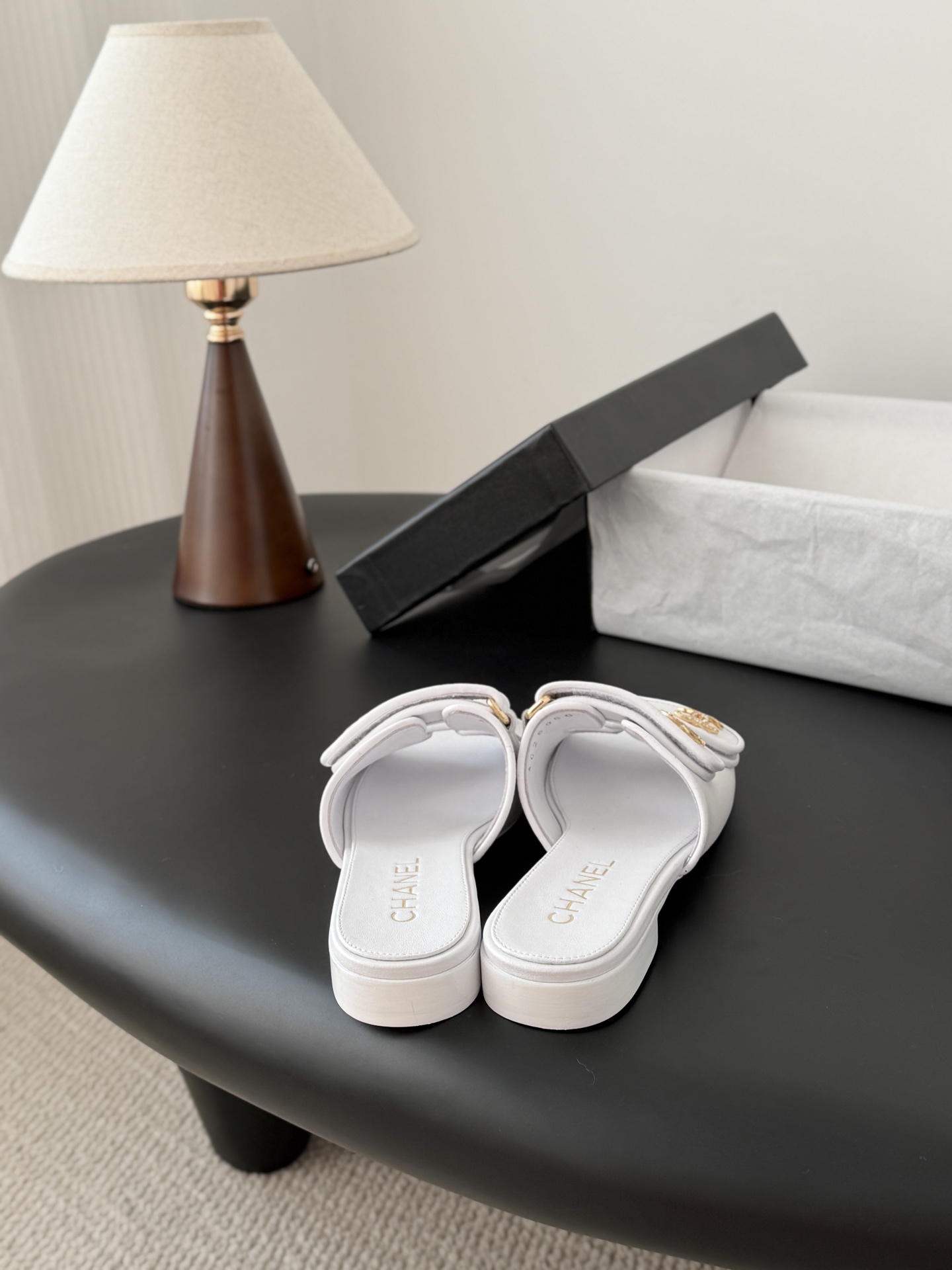 Chanel 经典双c扣拖鞋香奶奶家一贯的优雅名媛气质高级感十足！上脚非常nice～非常百搭！无敌美！特