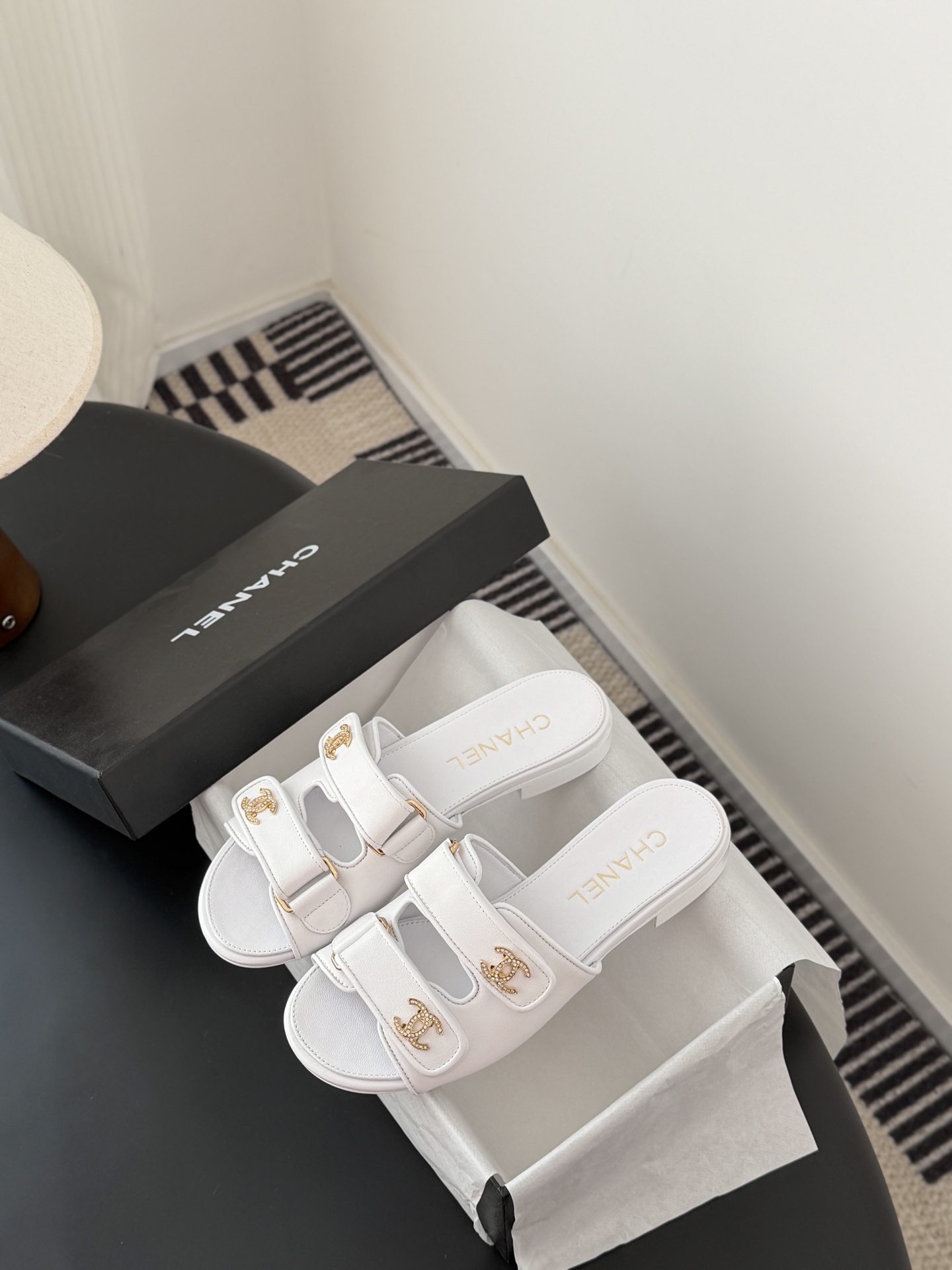 Chanel 经典双c扣拖鞋香奶奶家一贯的优雅名媛气质高级感十足！上脚非常nice～非常百搭！无敌美！特