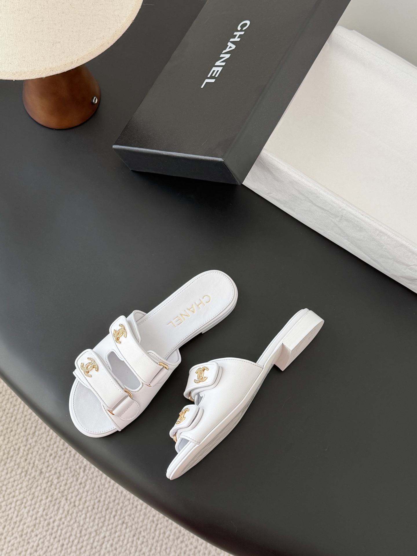 Chanel 经典双c扣拖鞋香奶奶家一贯的优雅名媛气质高级感十足！上脚非常nice～非常百搭！无敌美！特