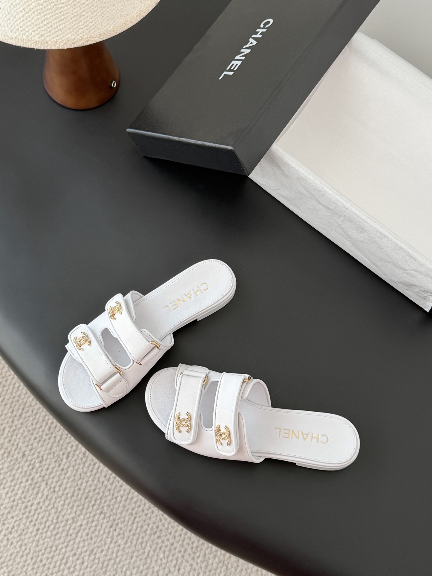 Chanel 经典双c扣拖鞋香奶奶家一贯的优雅名媛气质高级感十足！上脚非常nice～非常百搭！无敌美！特