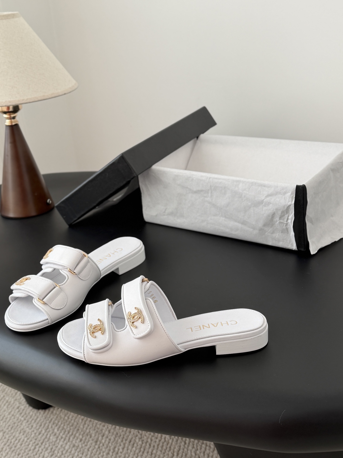 Chanel 经典双c扣拖鞋香奶奶家一贯的优雅名媛气质高级感十足！上脚非常nice～非常百搭！无敌美！特