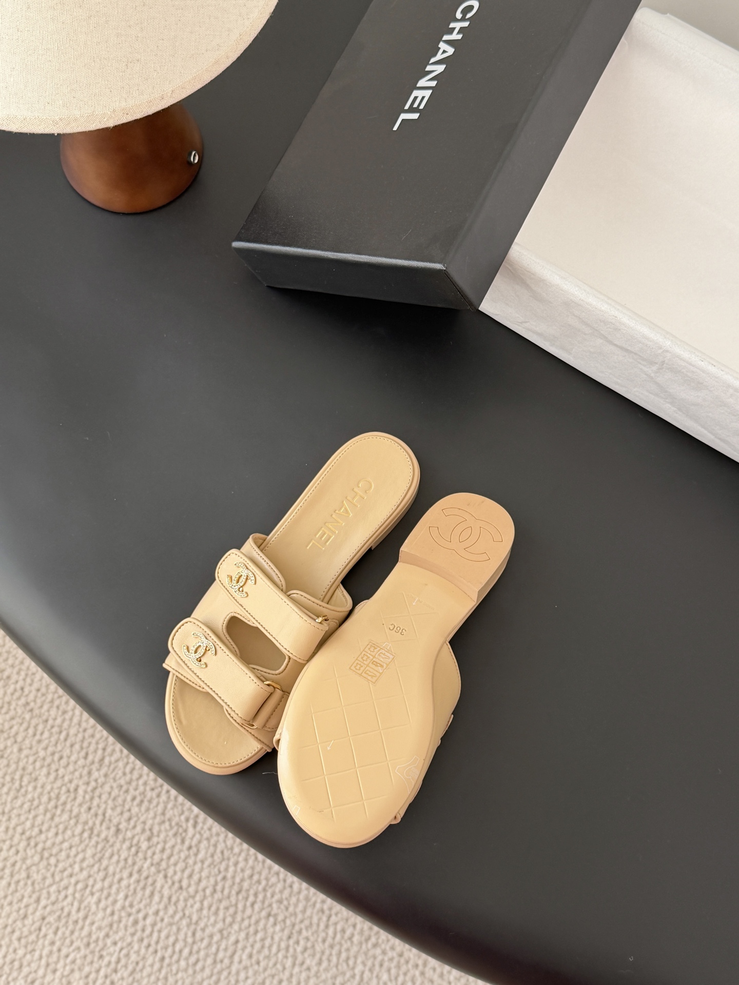 Chanel 经典双c扣拖鞋香奶奶家一贯的优雅名媛气质高级感十足！上脚非常nice～非常百搭！无敌美！特