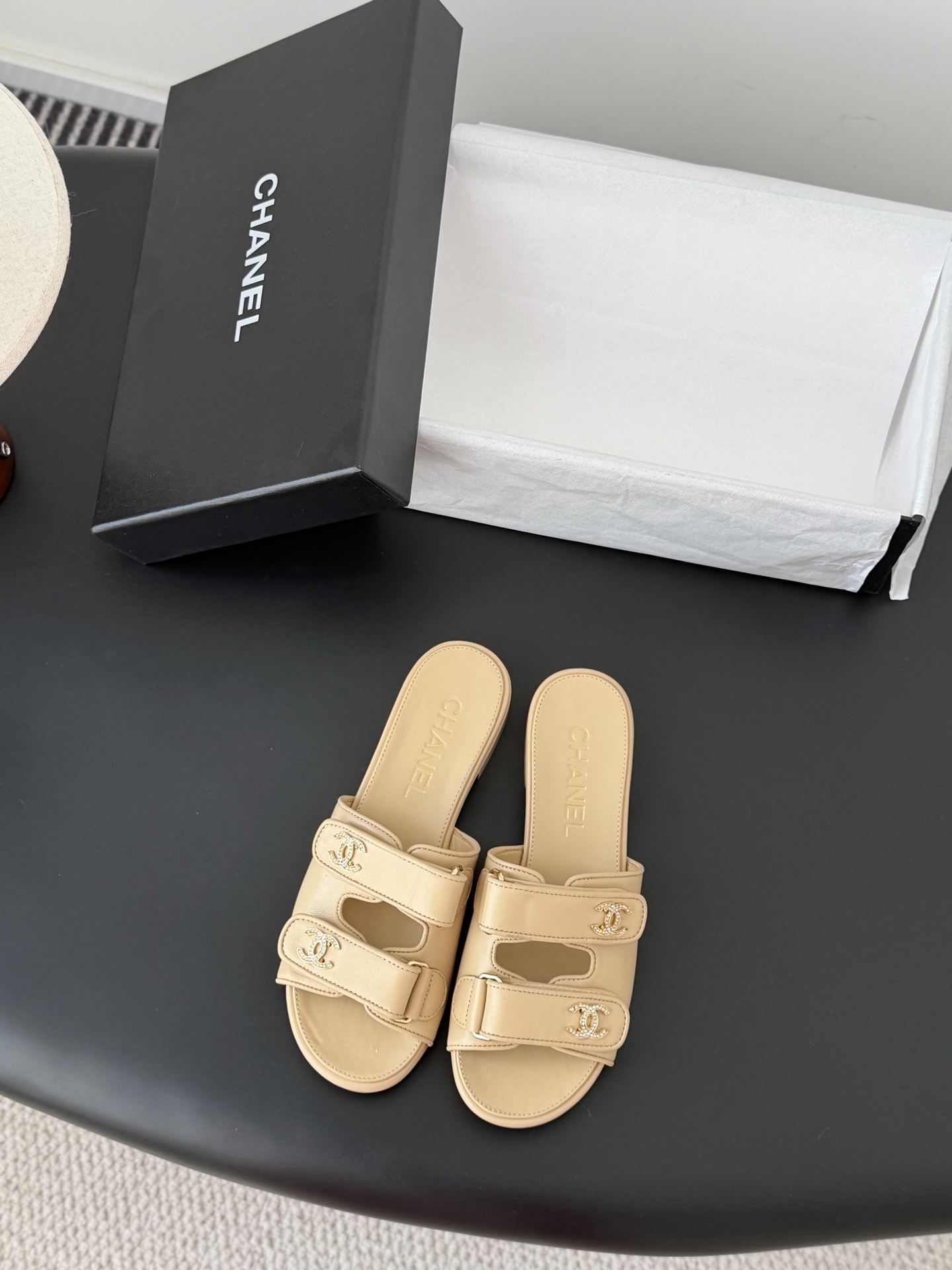 Chanel 经典双c扣拖鞋香奶奶家一贯的优雅名媛气质高级感十足！上脚非常nice～非常百搭！无敌美！特