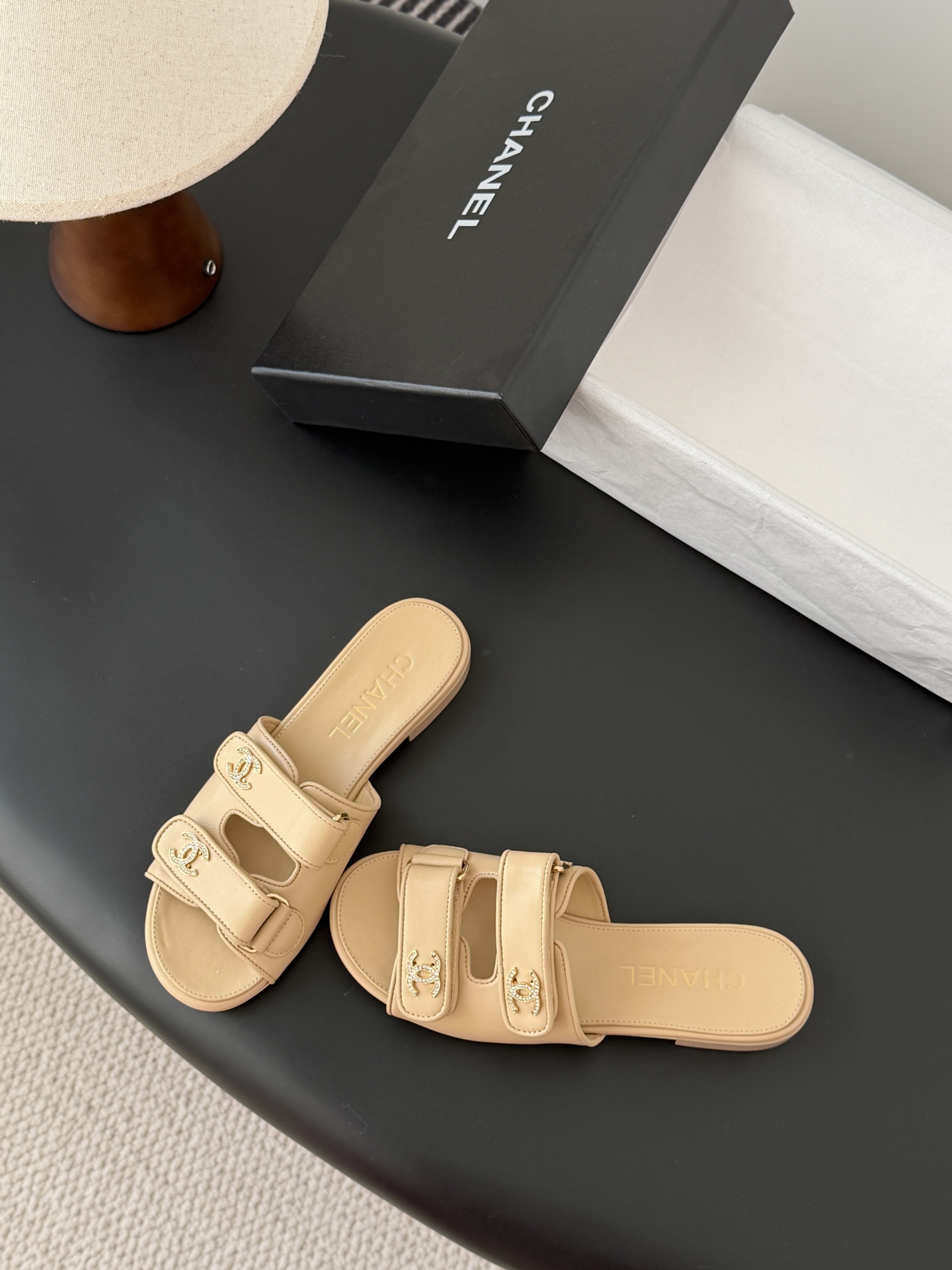 Chanel 经典双c扣拖鞋香奶奶家一贯的优雅名媛气质高级感十足！上脚非常nice～非常百搭！无敌美！特