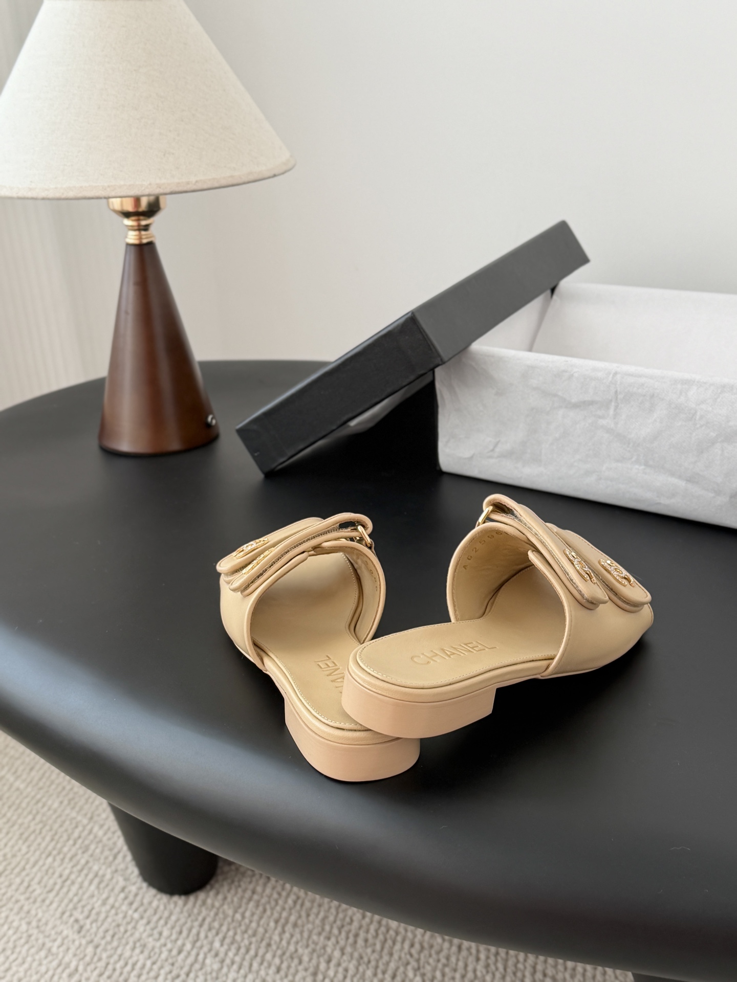 Chanel 经典双c扣拖鞋香奶奶家一贯的优雅名媛气质高级感十足！上脚非常nice～非常百搭！无敌美！特