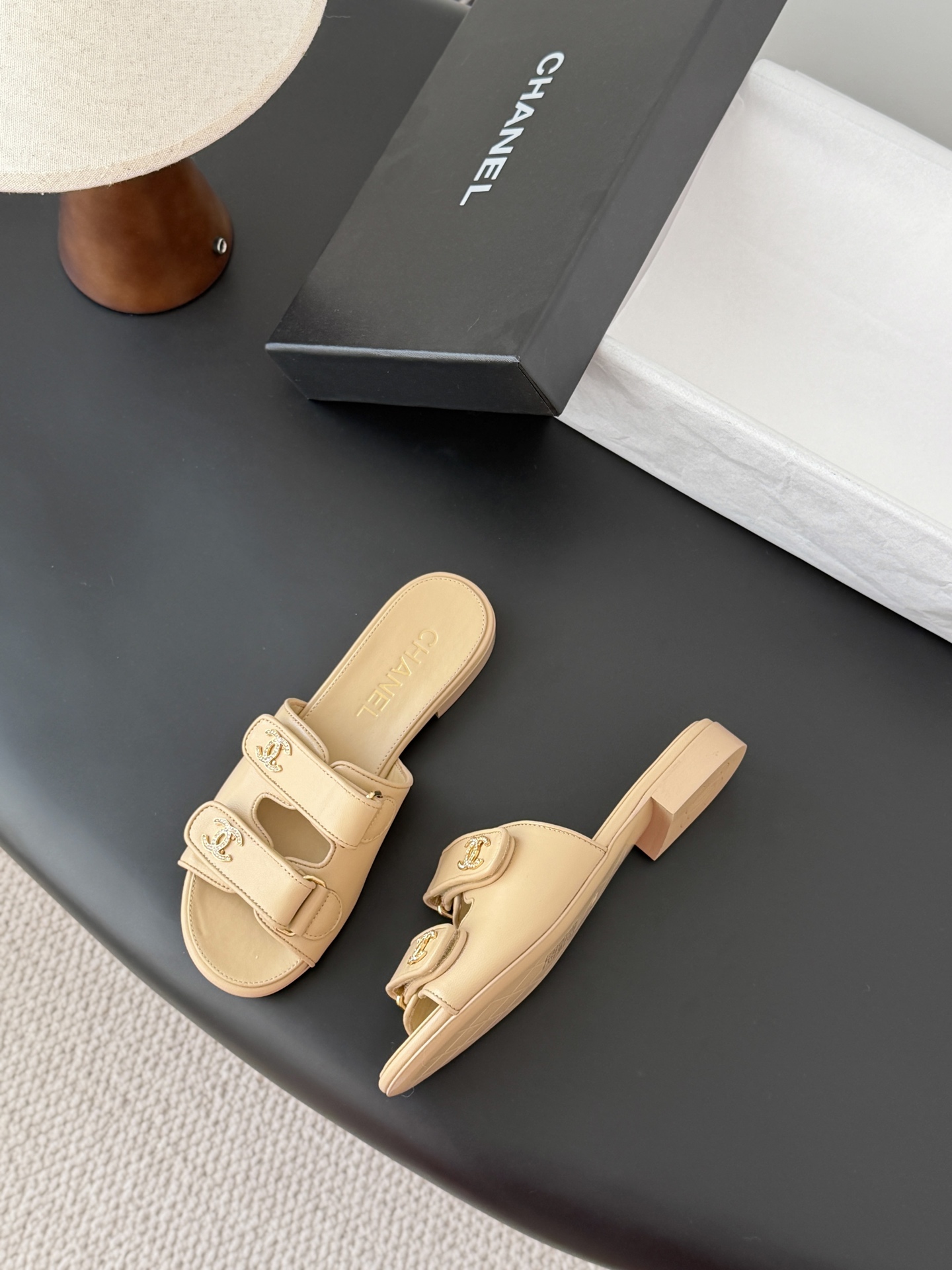 Chanel 经典双c扣拖鞋香奶奶家一贯的优雅名媛气质高级感十足！上脚非常nice～非常百搭！无敌美！特