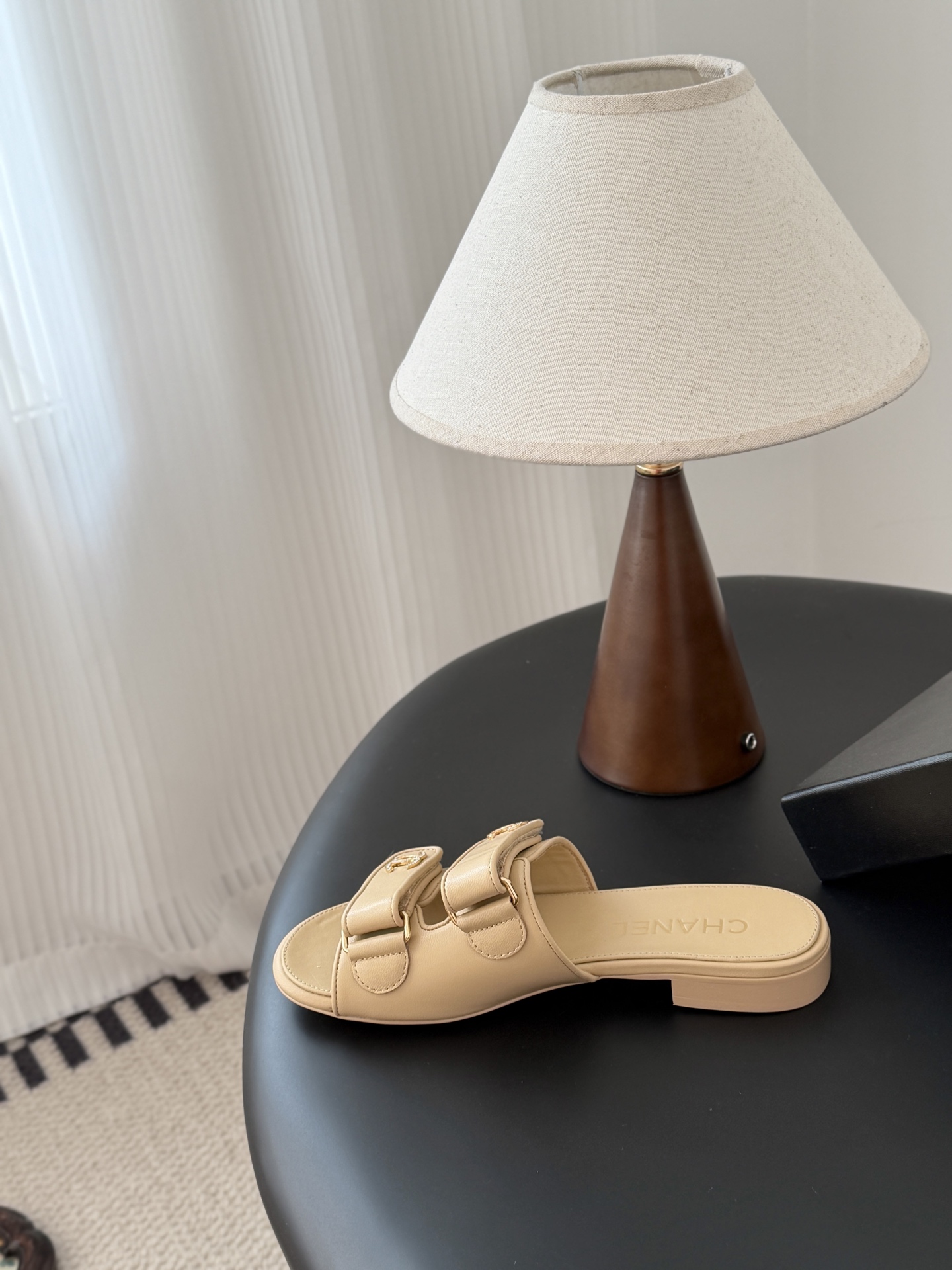 Chanel 经典双c扣拖鞋香奶奶家一贯的优雅名媛气质高级感十足！上脚非常nice～非常百搭！无敌美！特