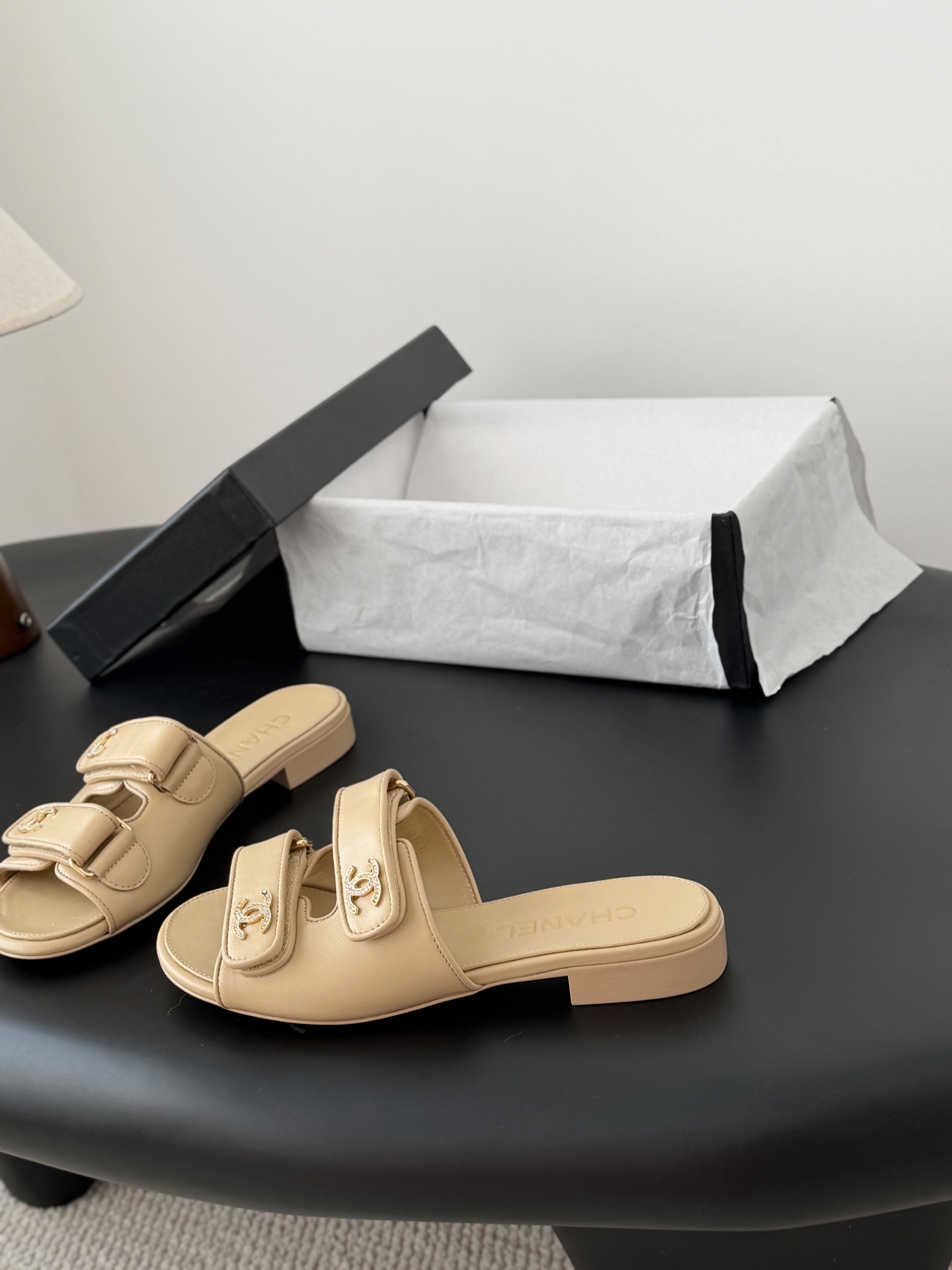 Chanel 经典双c扣拖鞋香奶奶家一贯的优雅名媛气质高级感十足！上脚非常nice～非常百搭！无敌美！特