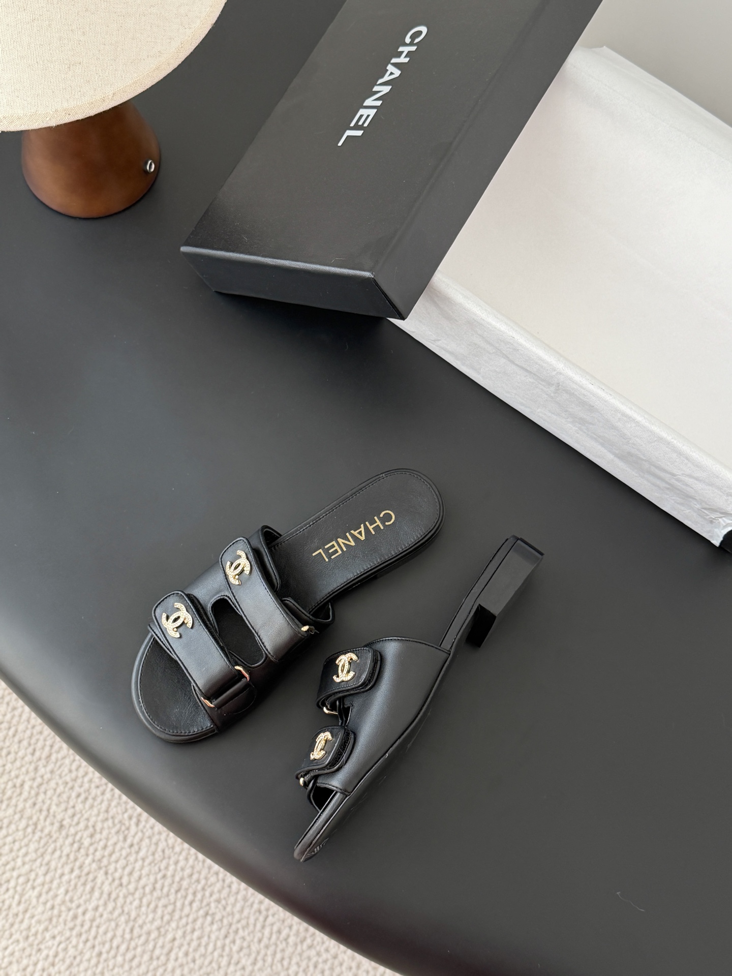 Chanel 经典双c扣拖鞋香奶奶家一贯的优雅名媛气质高级感十足！上脚非常nice～非常百搭！无敌美！特
