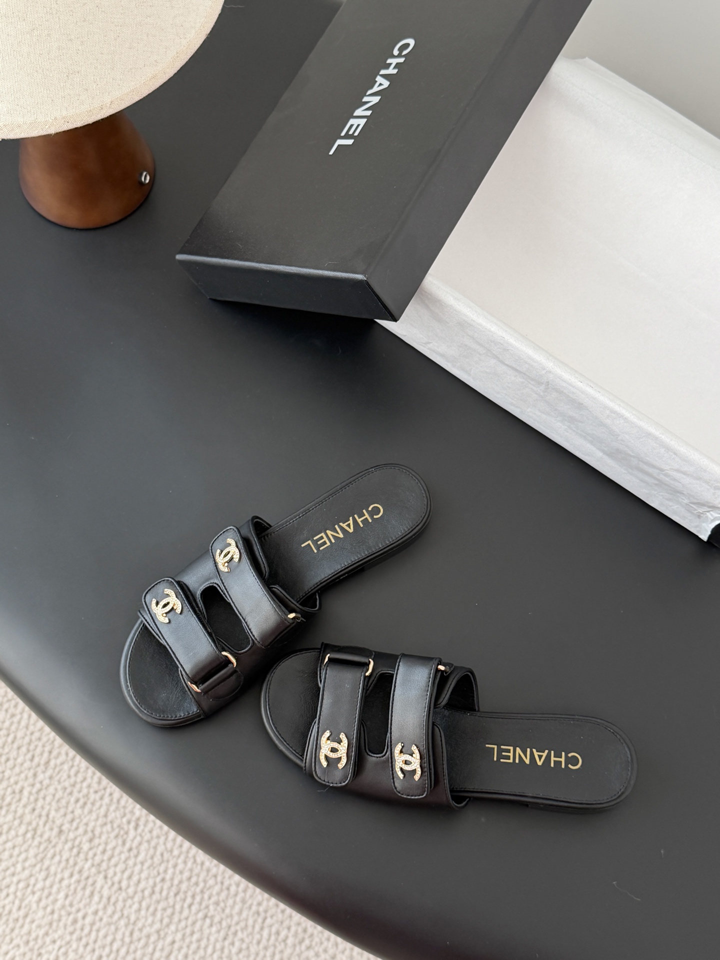 Chanel 经典双c扣拖鞋香奶奶家一贯的优雅名媛气质高级感十足！上脚非常nice～非常百搭！无敌美！特