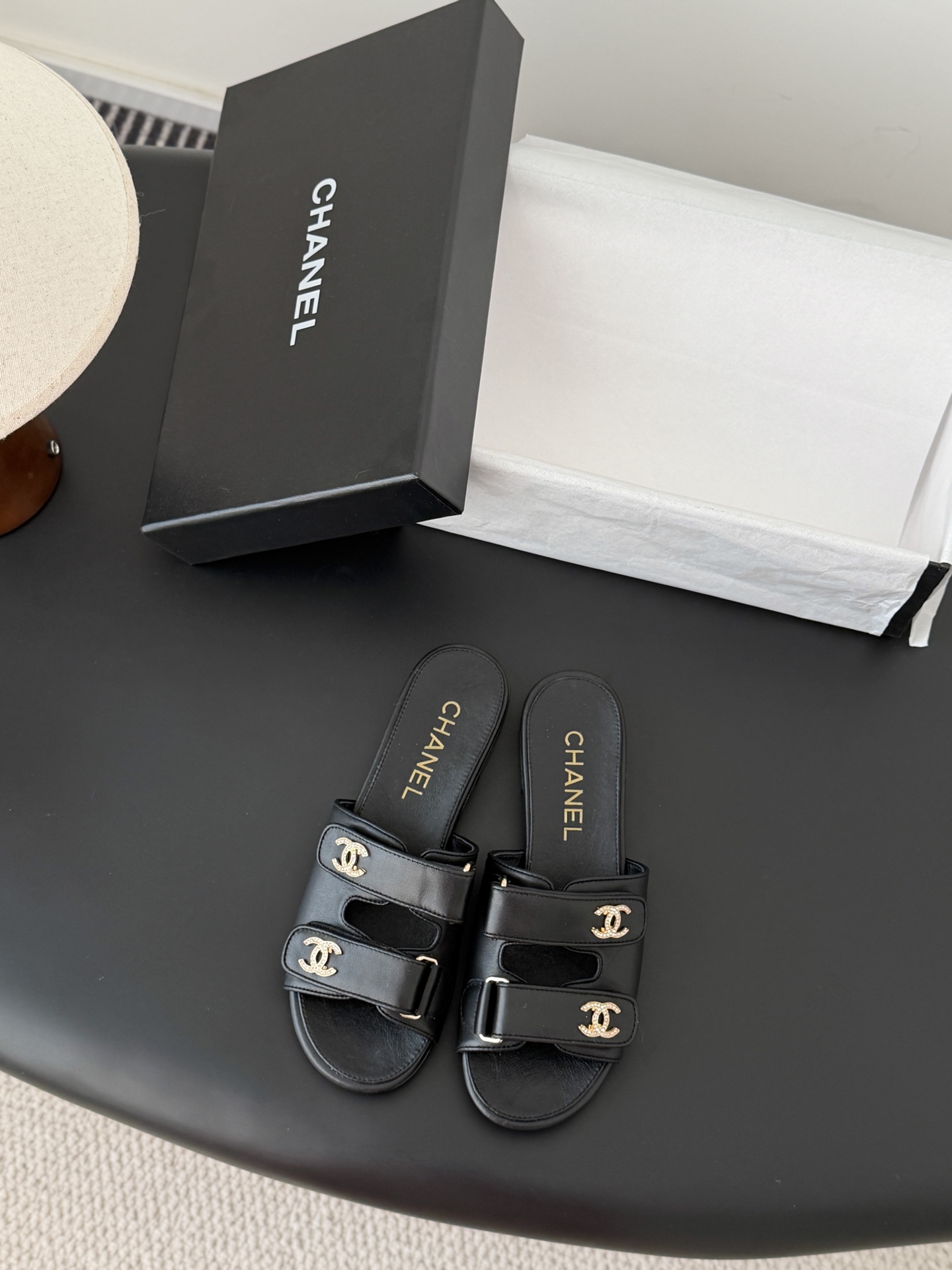 Chanel 经典双c扣拖鞋香奶奶家一贯的优雅名媛气质高级感十足！上脚非常nice～非常百搭！无敌美！特
