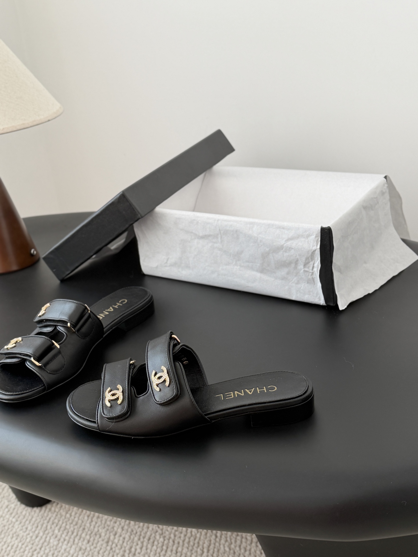 Chanel 经典双c扣拖鞋香奶奶家一贯的优雅名媛气质高级感十足！上脚非常nice～非常百搭！无敌美！特