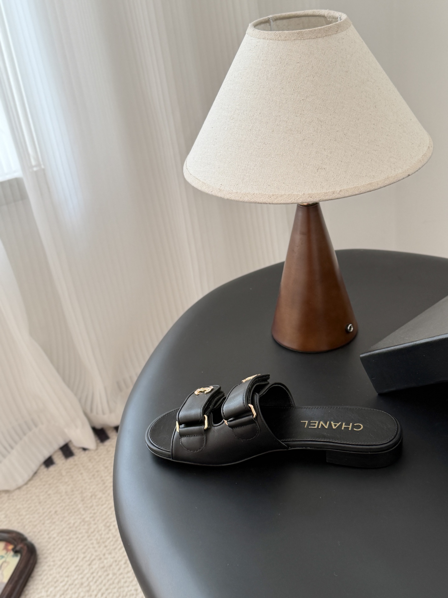 Chanel 经典双c扣拖鞋香奶奶家一贯的优雅名媛气质高级感十足！上脚非常nice～非常百搭！无敌美！特