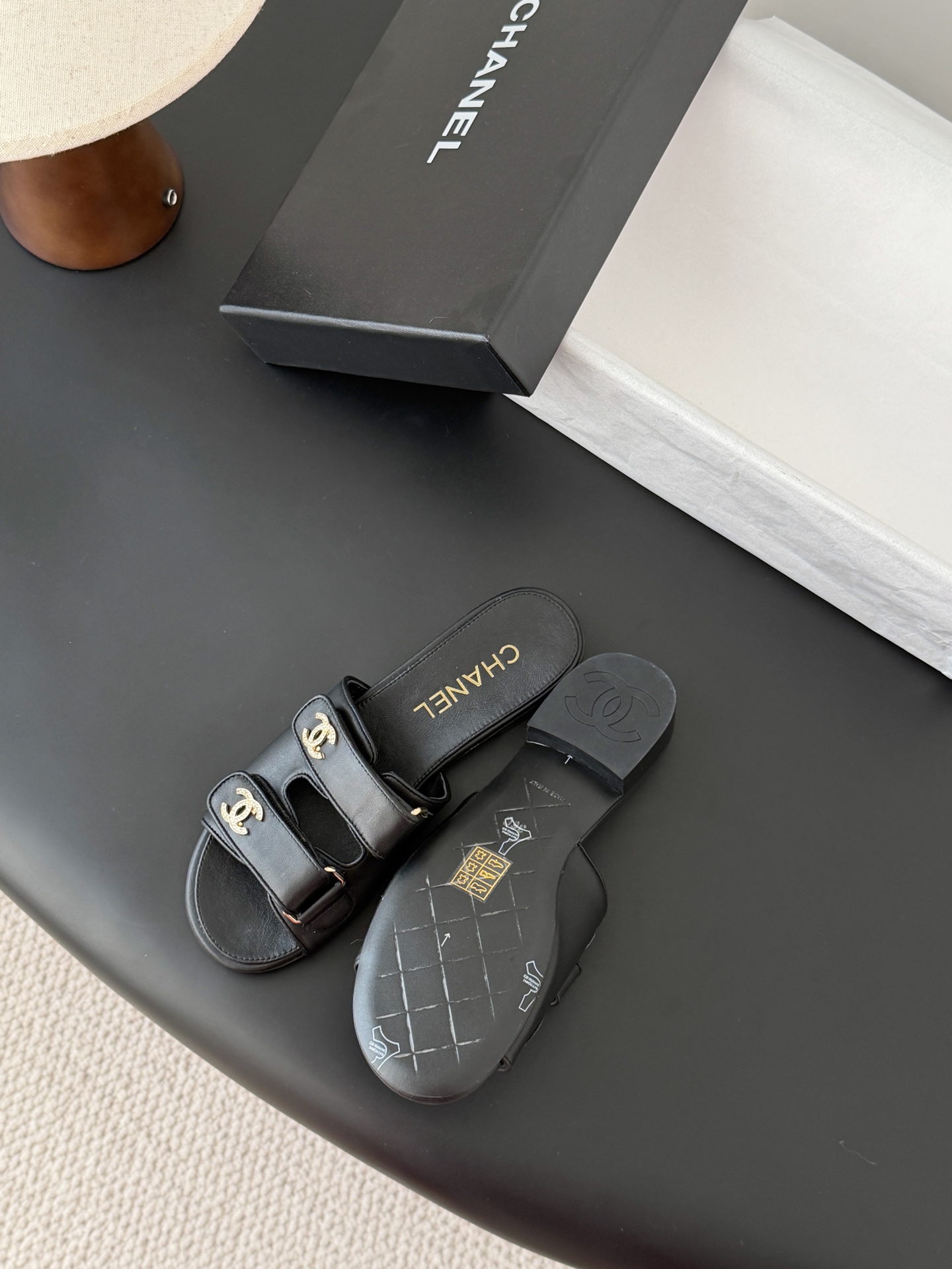 Chanel 经典双c扣拖鞋香奶奶家一贯的优雅名媛气质高级感十足！上脚非常nice～非常百搭！无敌美！特
