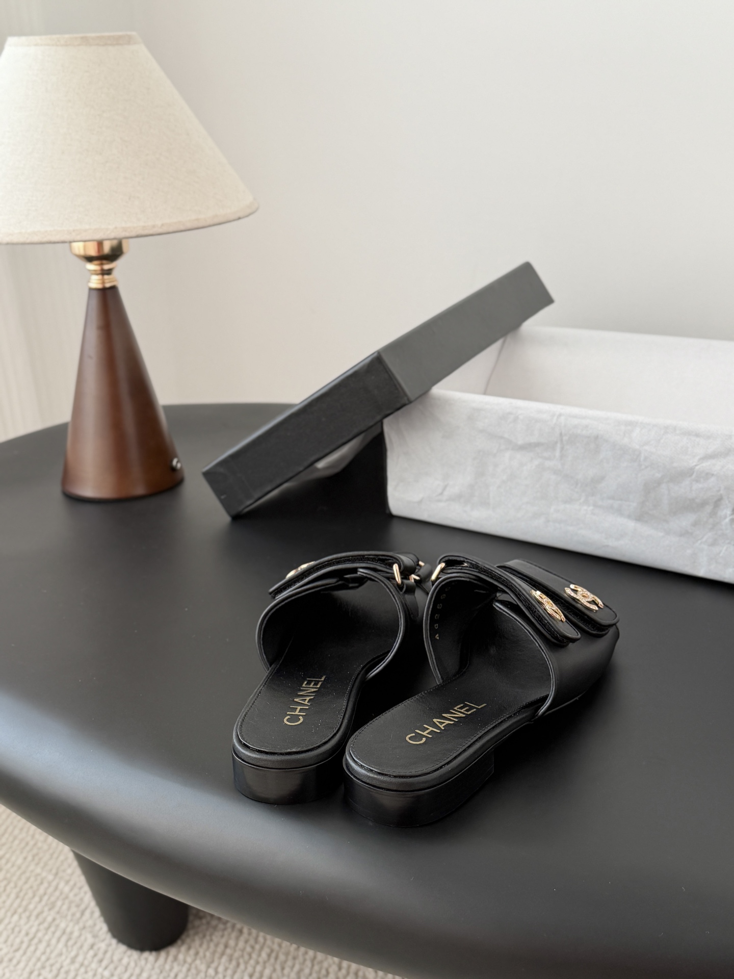 Chanel 经典双c扣拖鞋香奶奶家一贯的优雅名媛气质高级感十足！上脚非常nice～非常百搭！无敌美！特
