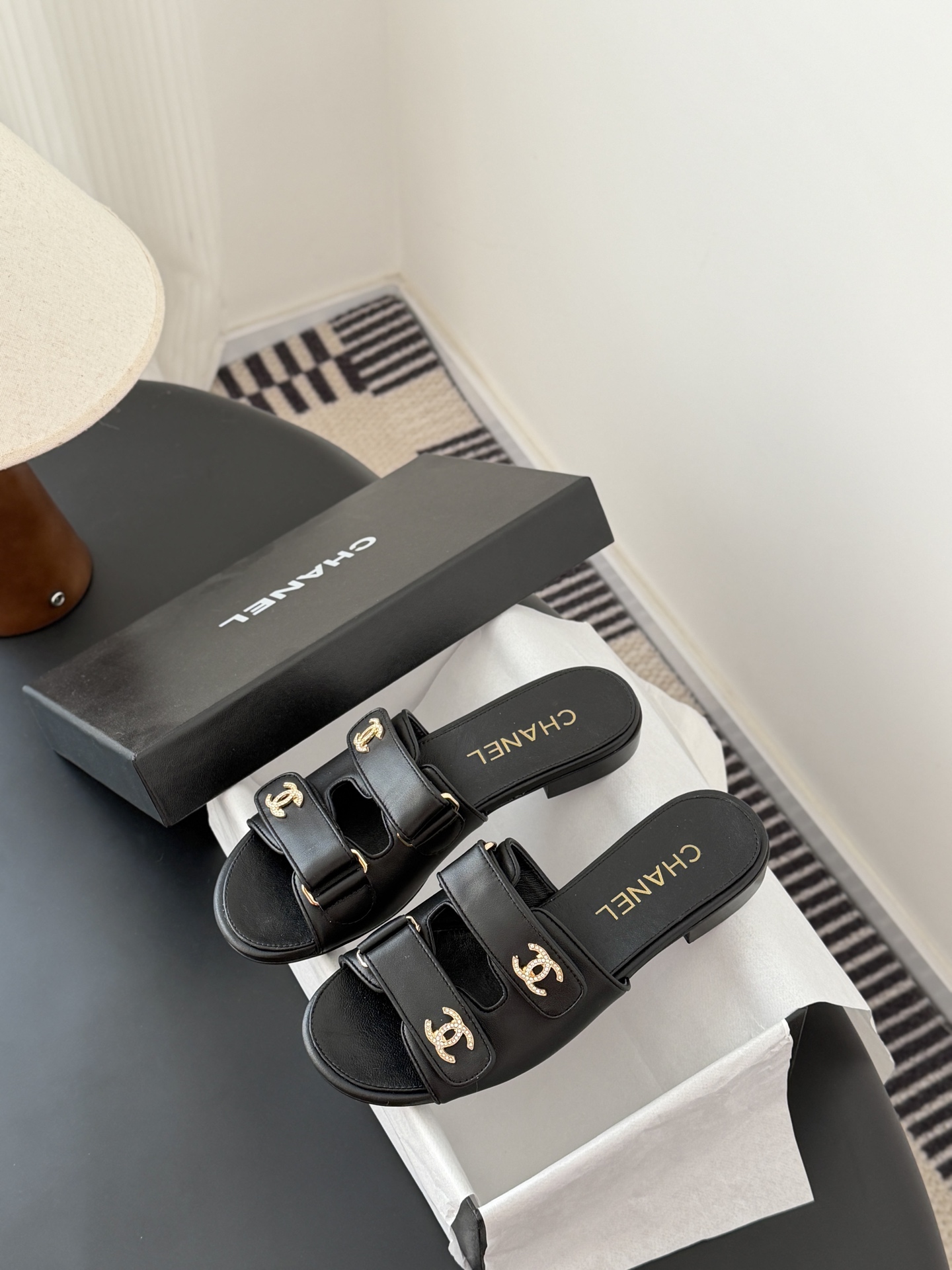 Chanel 经典双c扣拖鞋香奶奶家一贯的优雅名媛气质高级感十足！上脚非常nice～非常百搭！无敌美！特