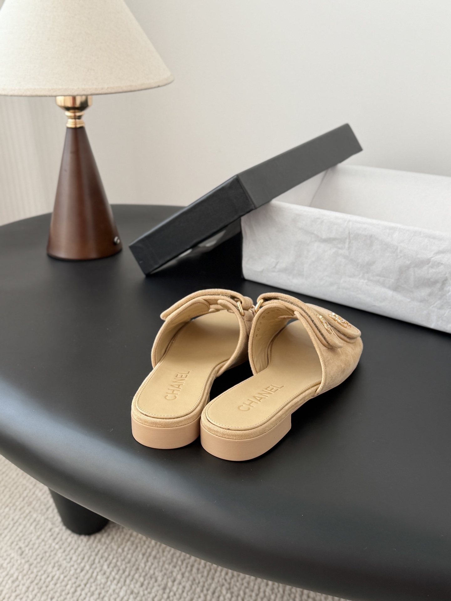 Chanel 经典双c扣拖鞋香奶奶家一贯的优雅名媛气质高级感十足！上脚非常nice～非常百搭！无敌美！特