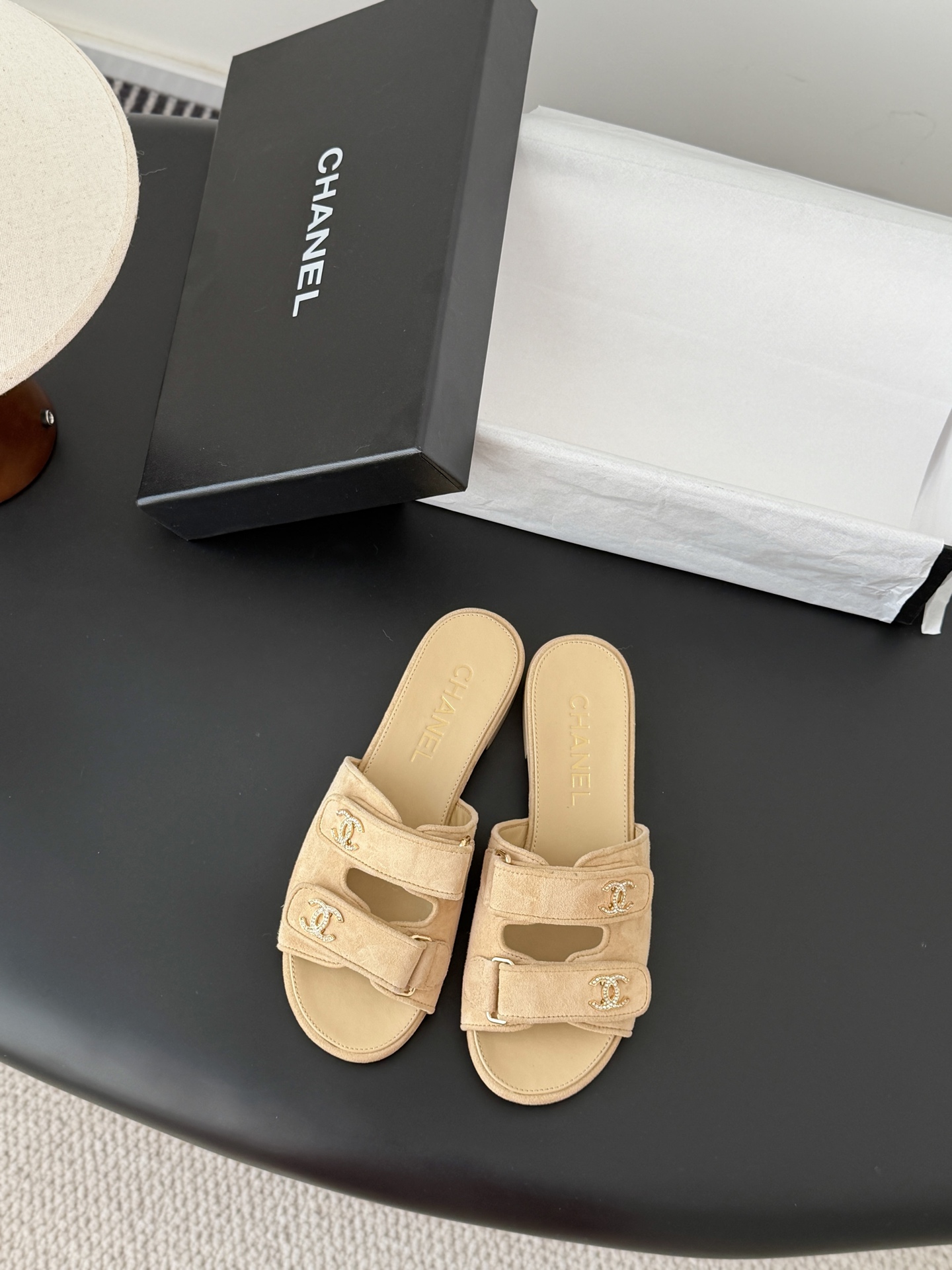 Chanel 经典双c扣拖鞋香奶奶家一贯的优雅名媛气质高级感十足！上脚非常nice～非常百搭！无敌美！特