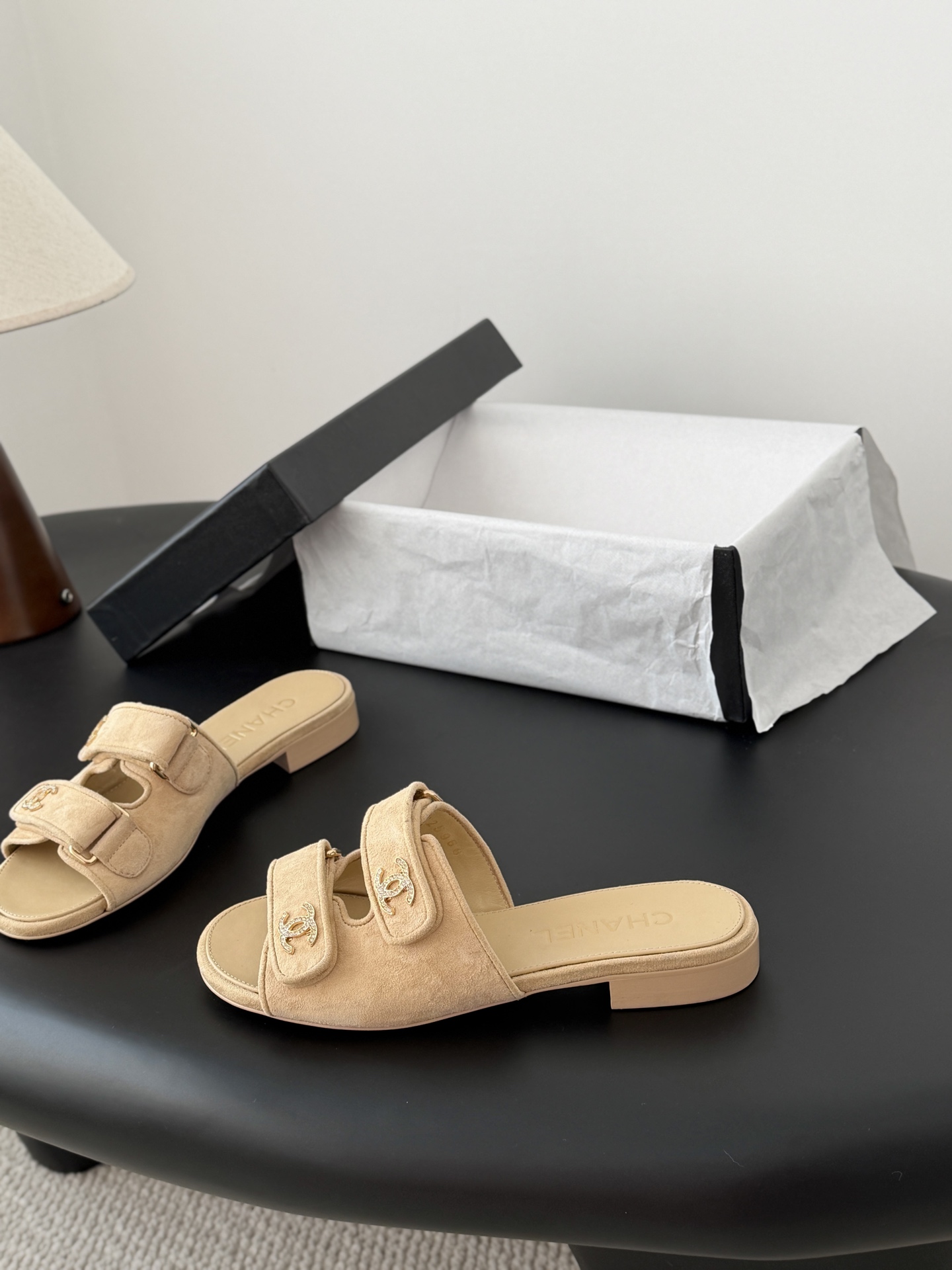 Chanel 经典双c扣拖鞋香奶奶家一贯的优雅名媛气质高级感十足！上脚非常nice～非常百搭！无敌美！特