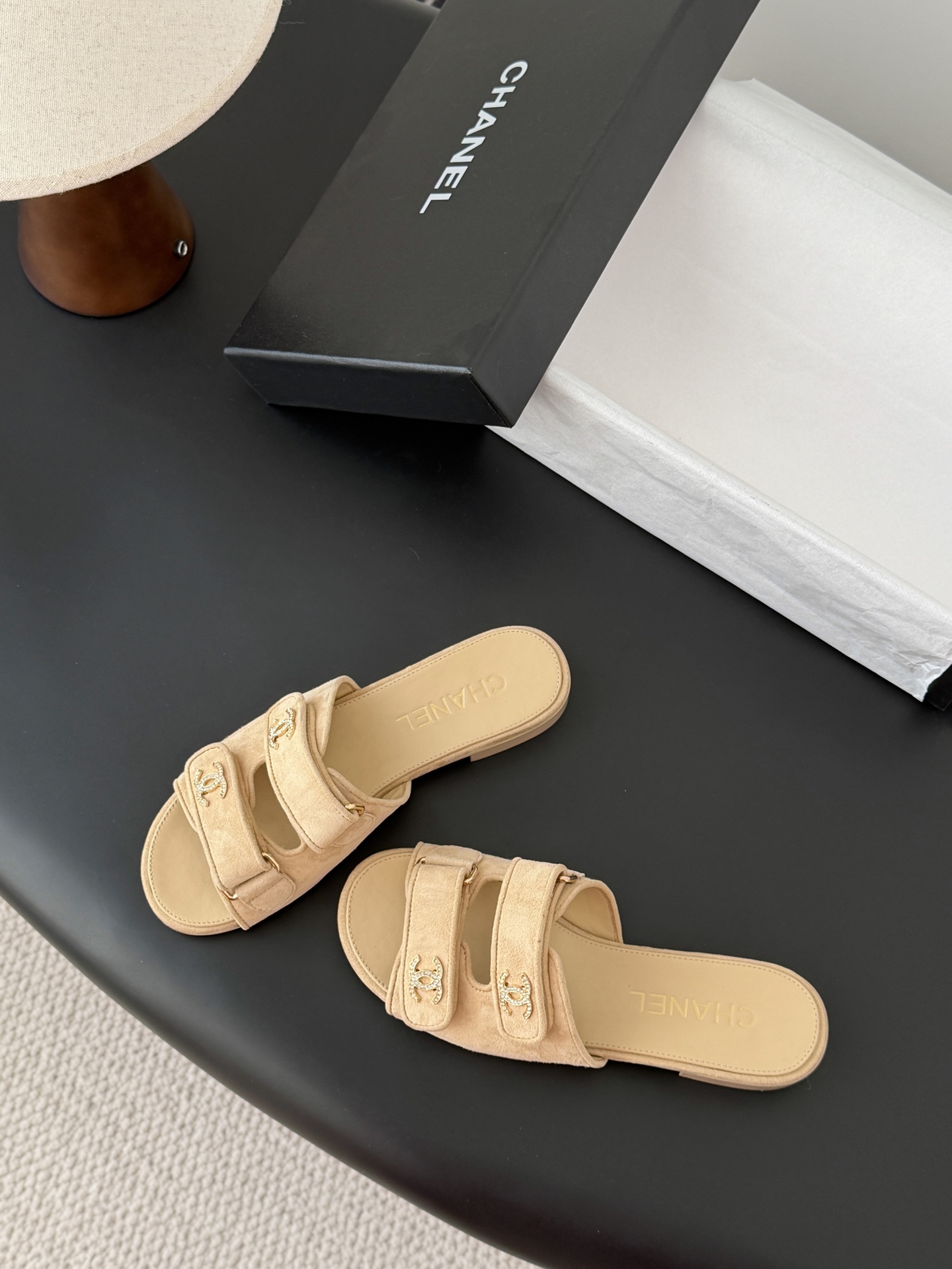 Chanel 经典双c扣拖鞋香奶奶家一贯的优雅名媛气质高级感十足！上脚非常nice～非常百搭！无敌美！特